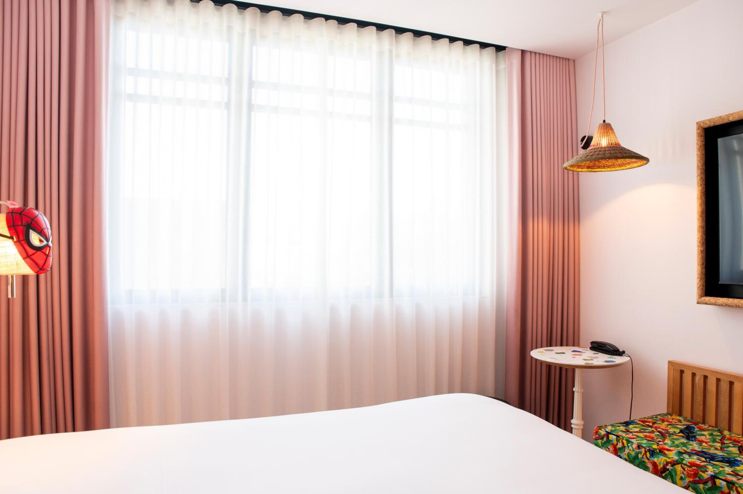 Medium Mama Double Room with King Bed - Photo 8