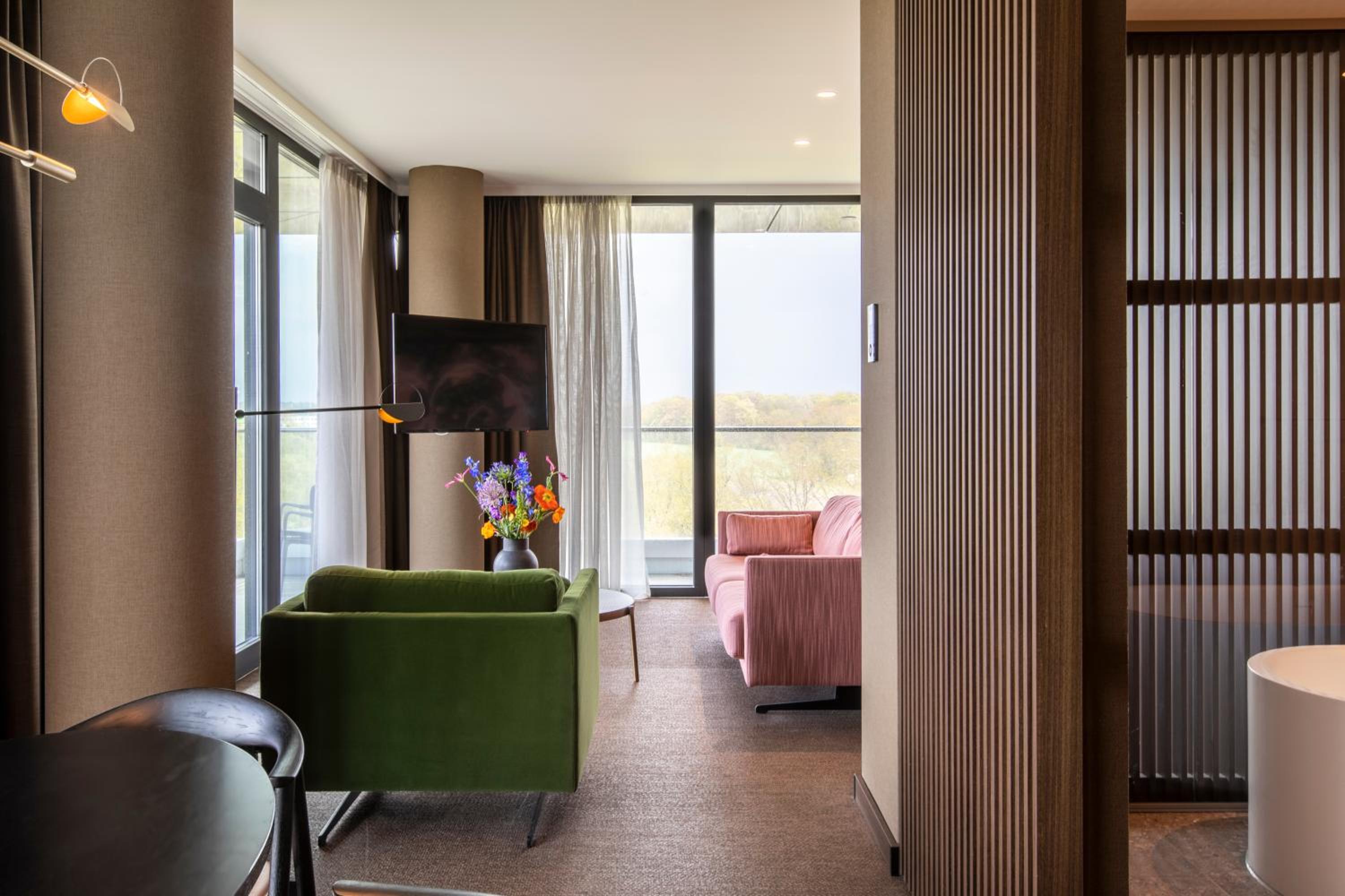 Suite with Hot Tub - Photo 6