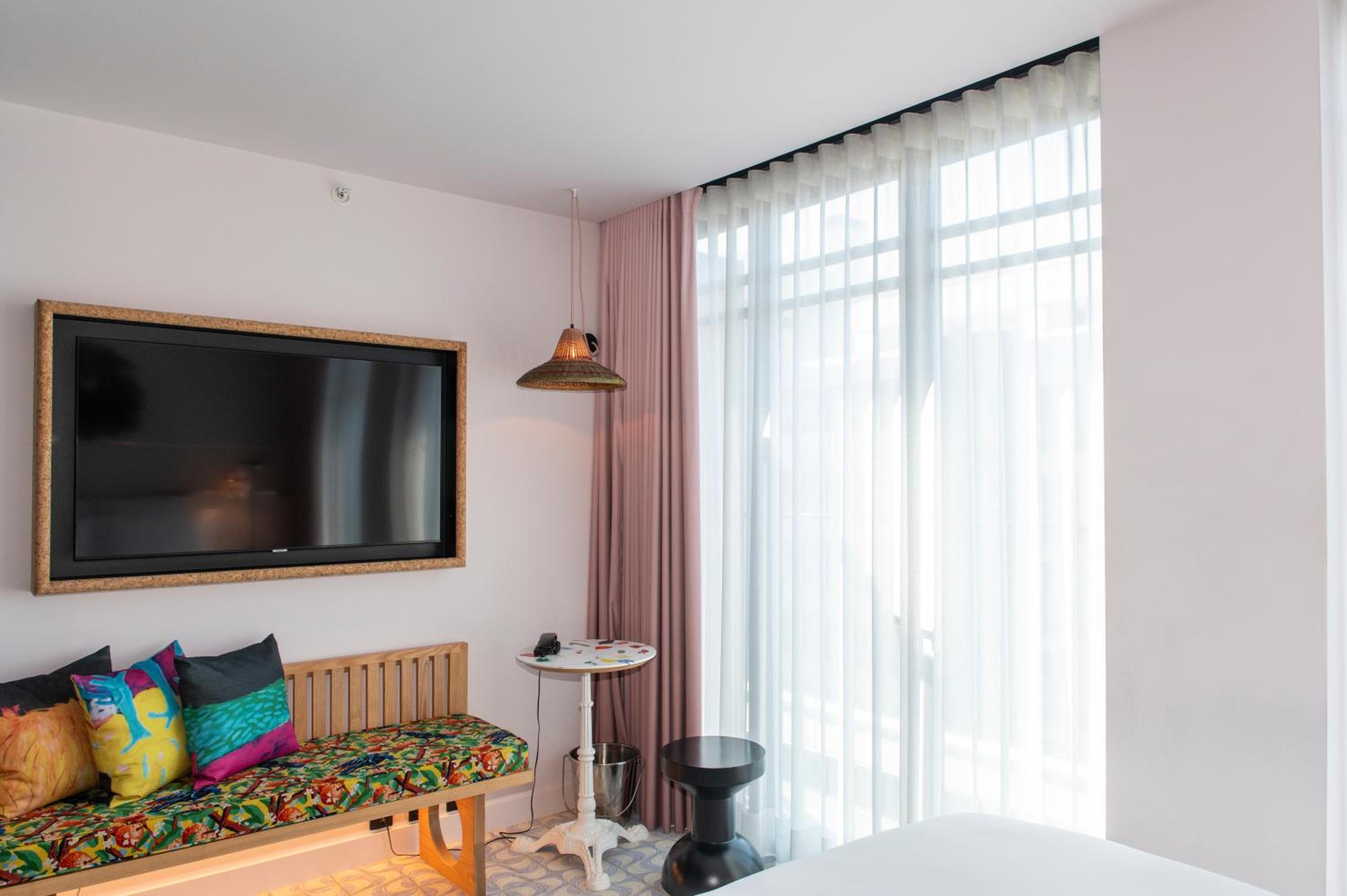Medium Mama Double Room with King Bed and Balcony - Avenue View - Photo 5