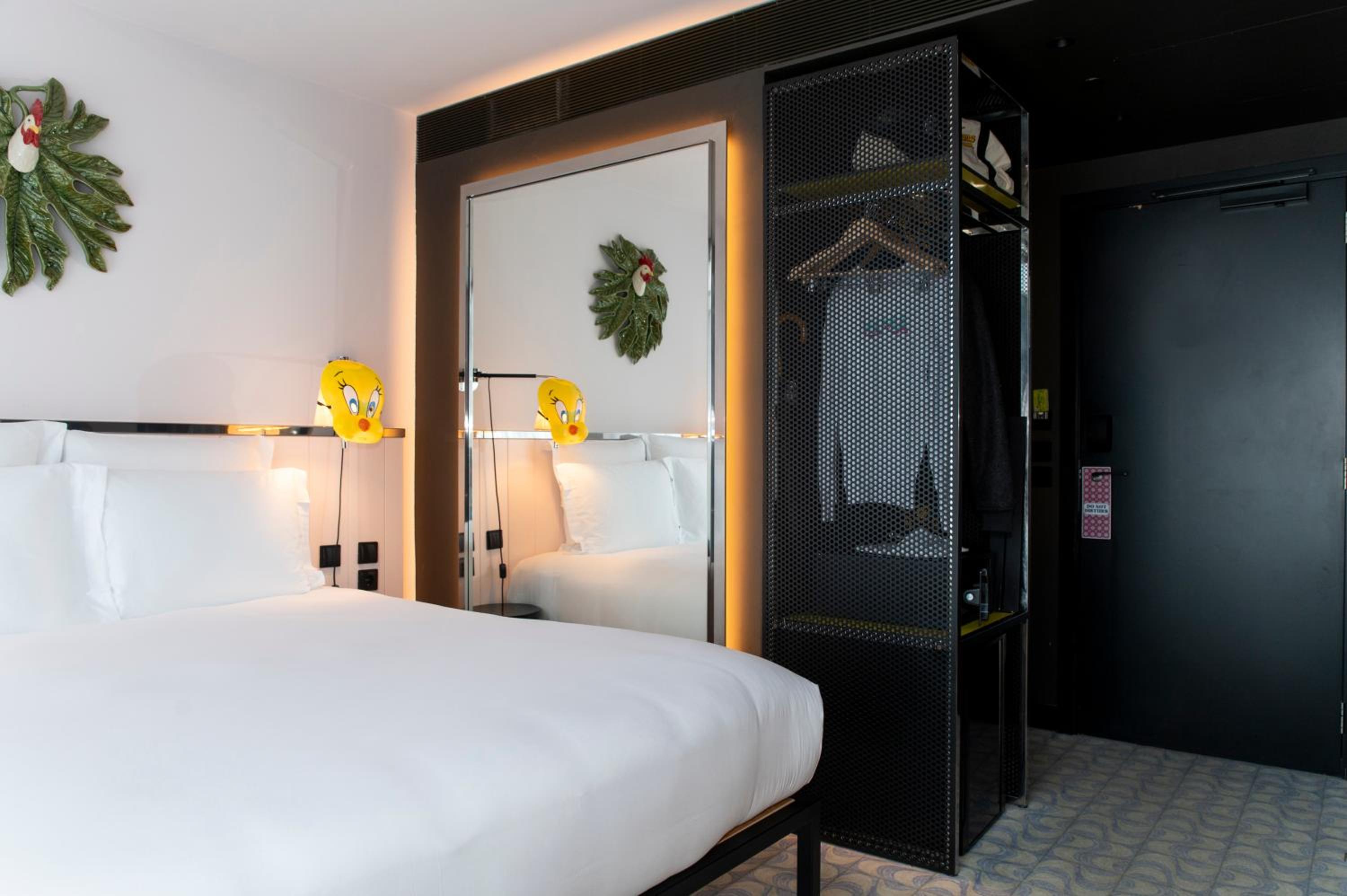 Medium Mama Double Room with King Bed and Balcony - Avenue View - Photo 3