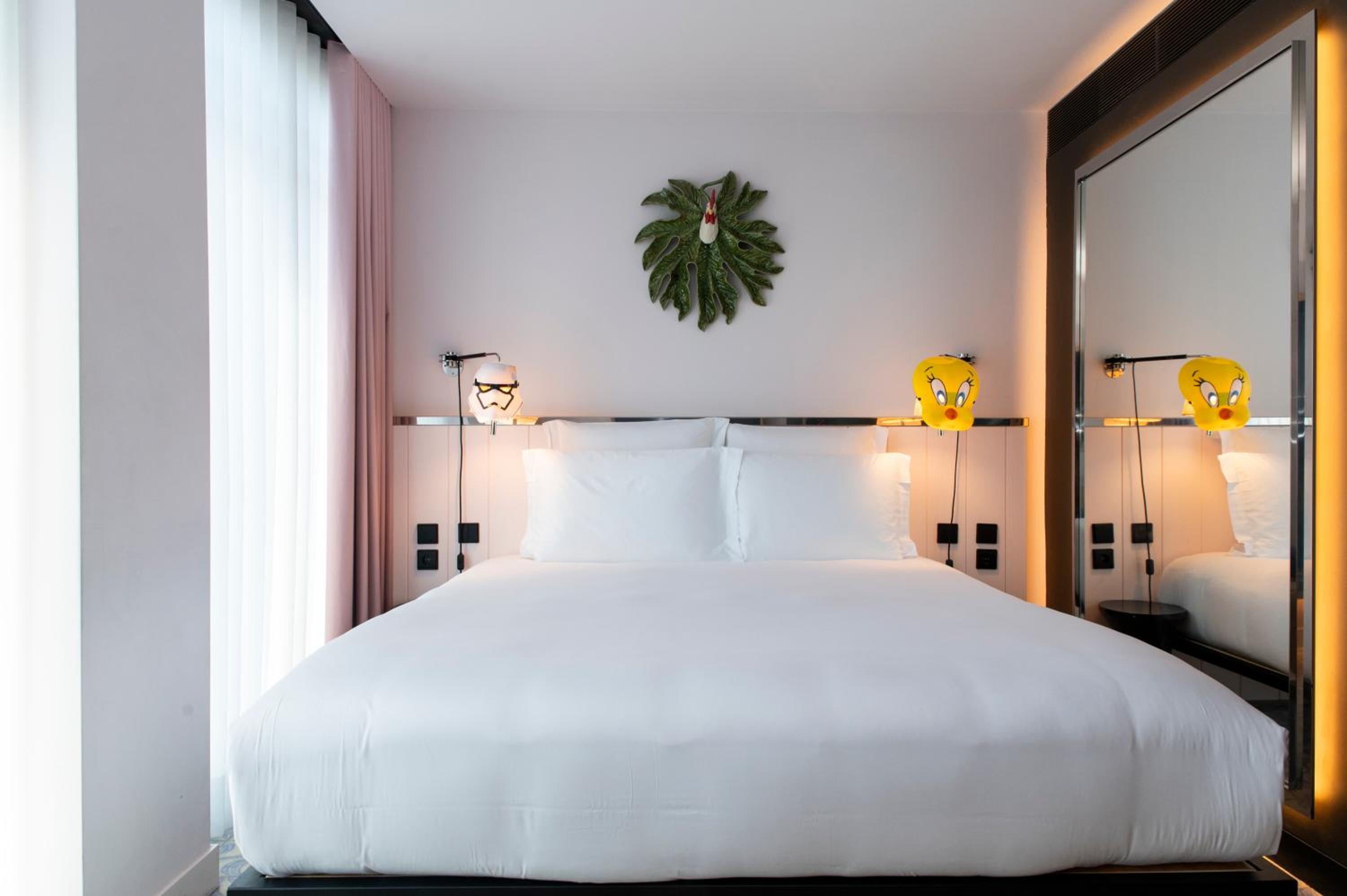 Medium Mama Double Room with King Bed and Balcony - Avenue View - Photo 4