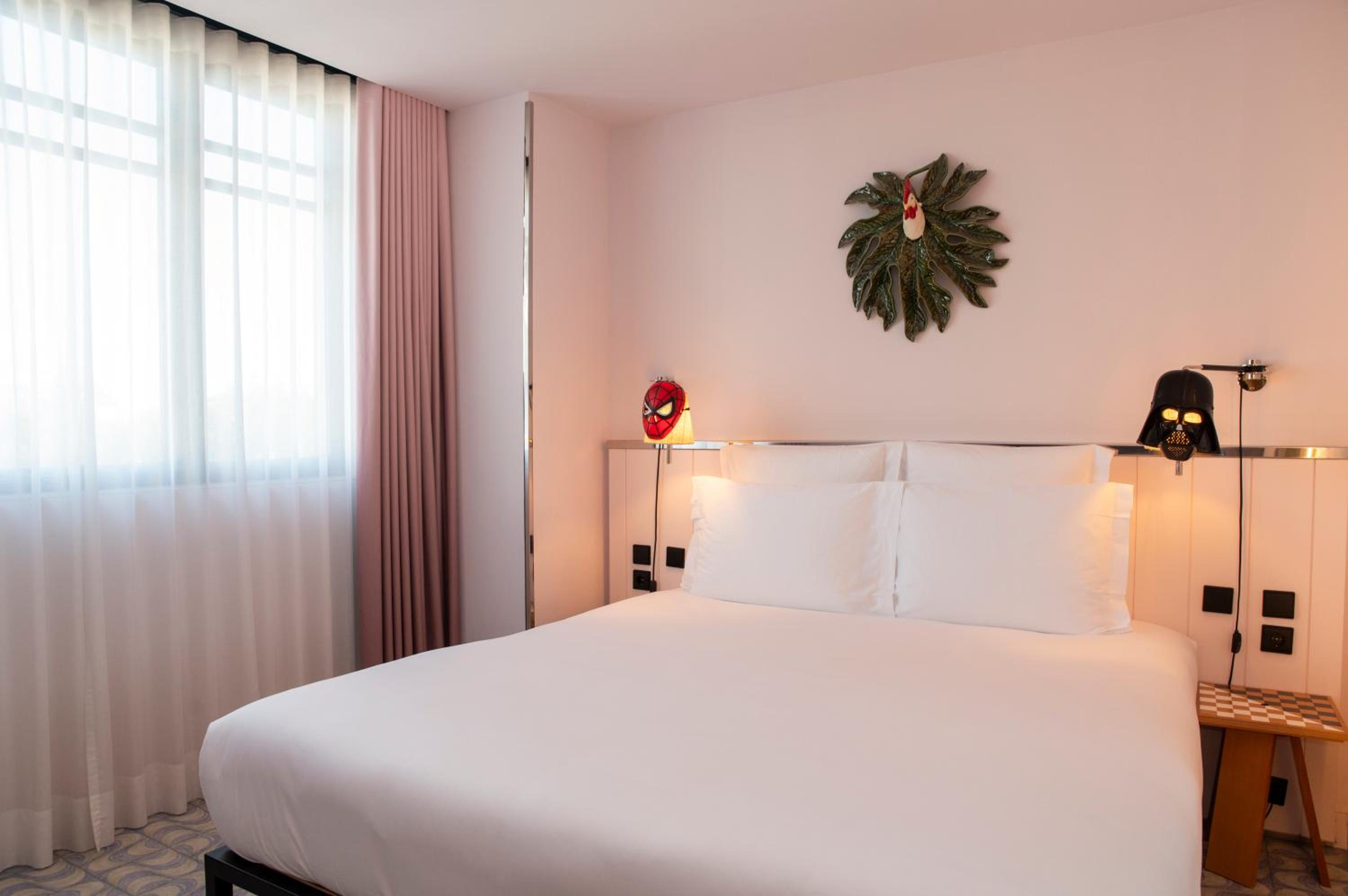 Medium Mama Double Room with King Bed and Balcony - Avenue View - Photo 2