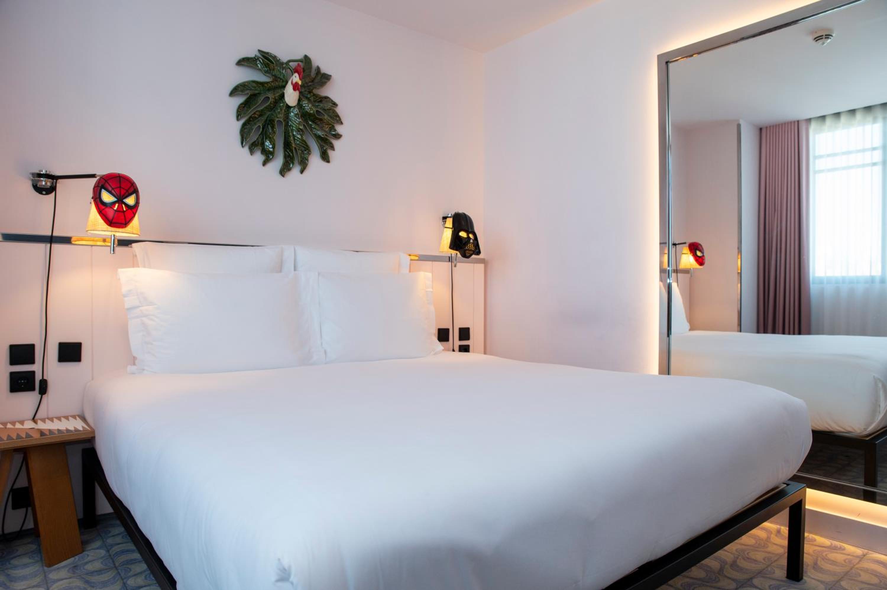 Medium Mama Double Room with King Bed and Balcony - Avenue View - Photo 12