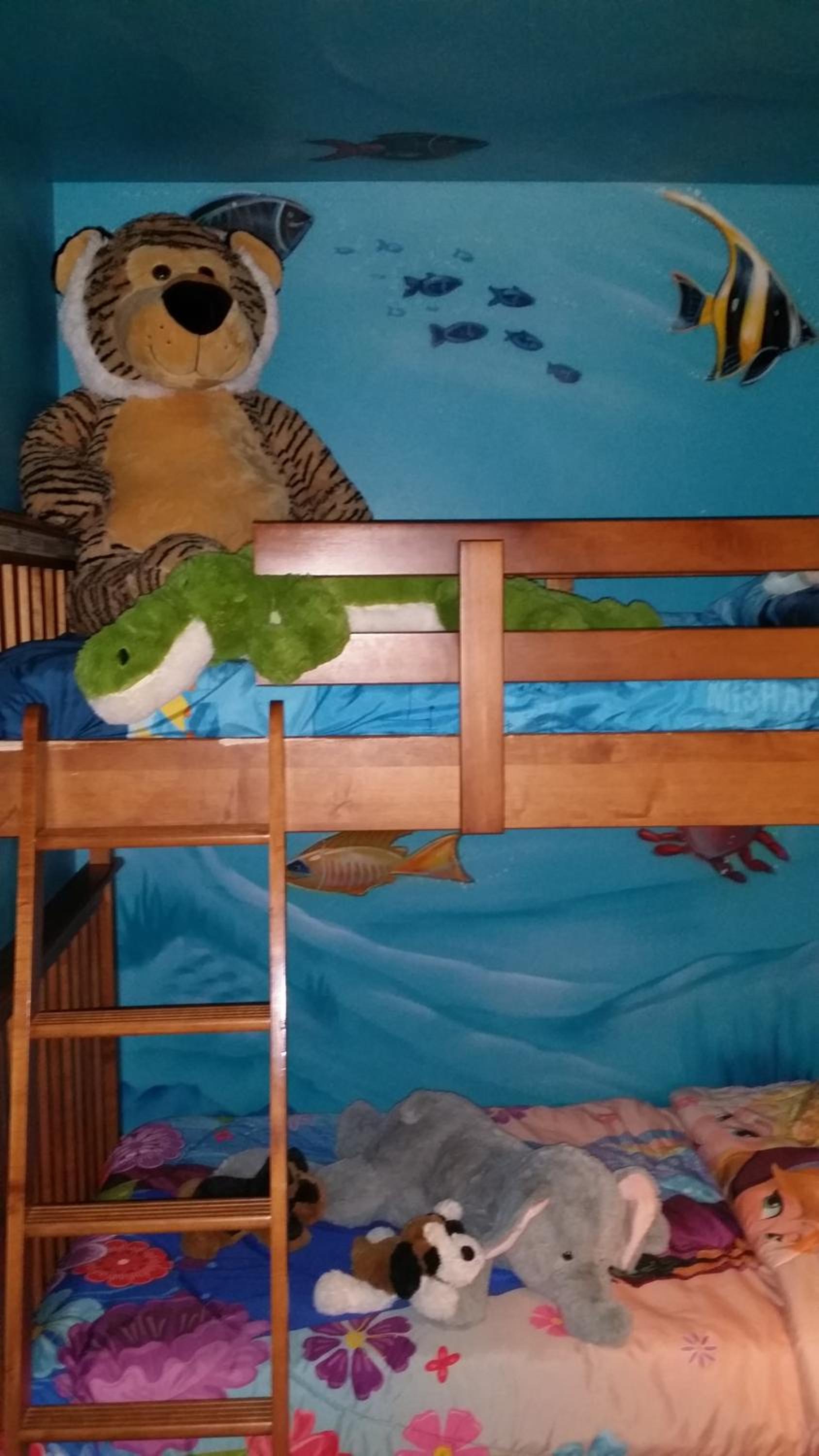 Family Suite with One Queen Bed and Bunk Bed - Photo 3