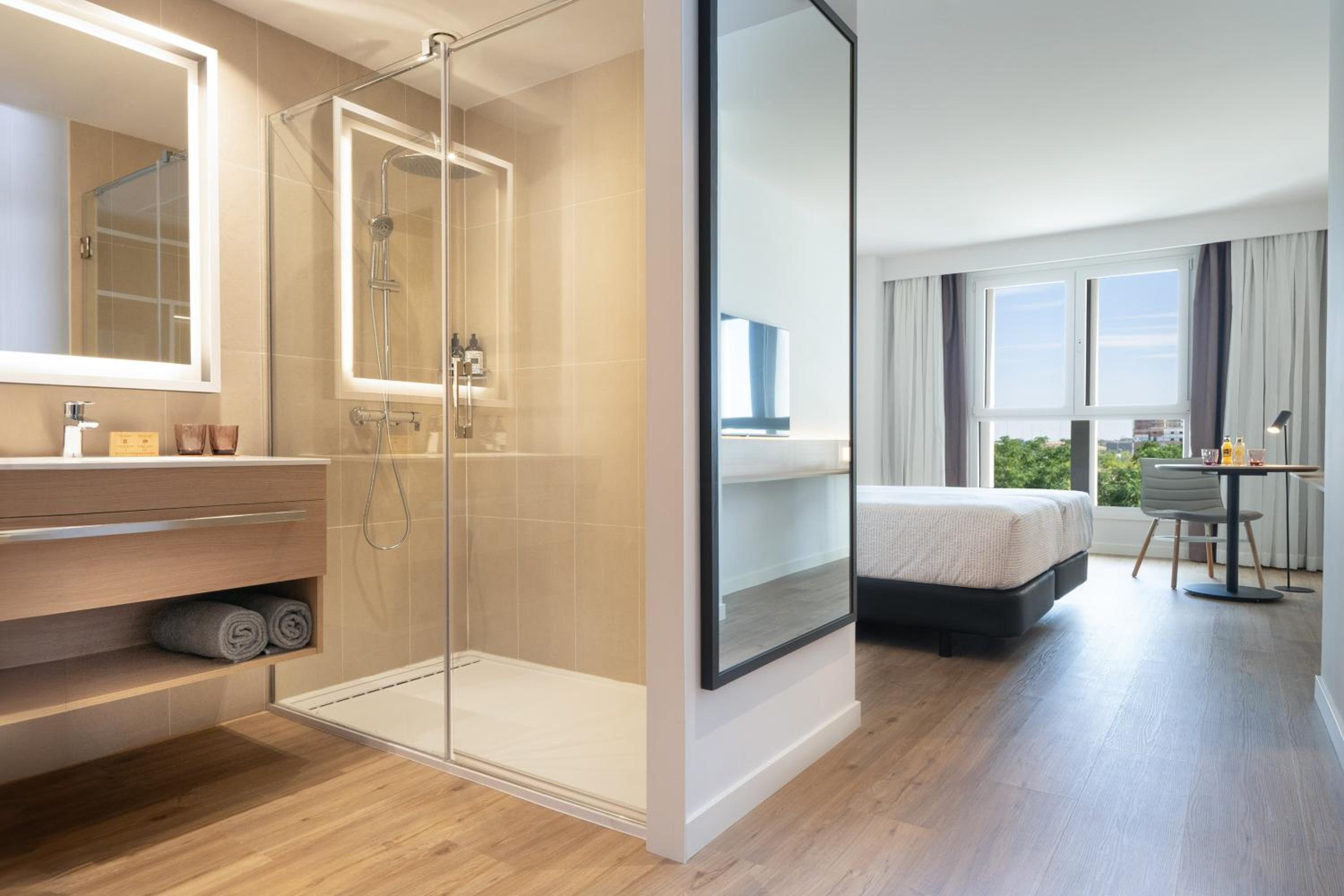 La habitación conectada del condominio de Madrid + La habitación Innside (2 adultos + 3 niños)