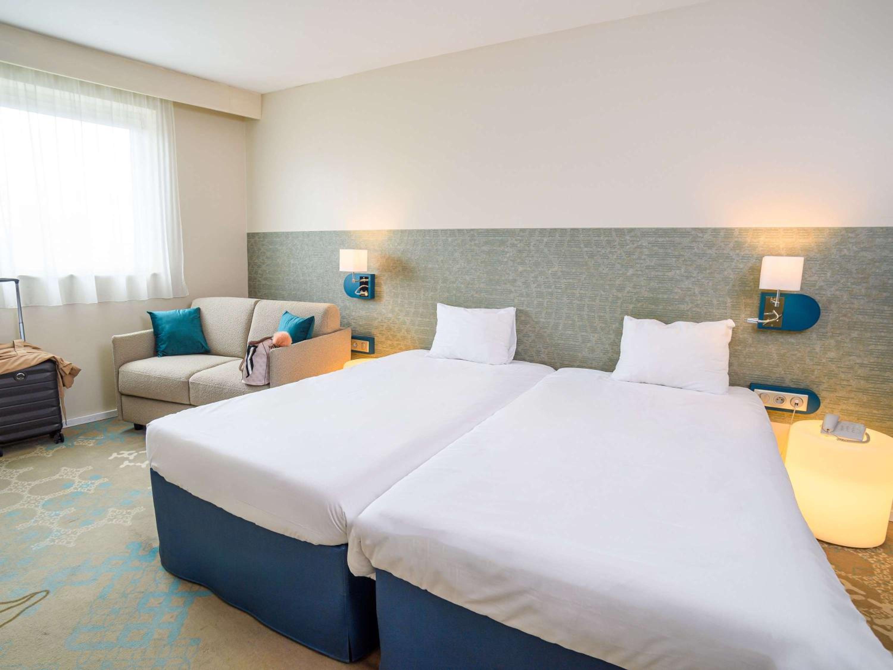 Standard Twin Room with Sofa - Photo 12