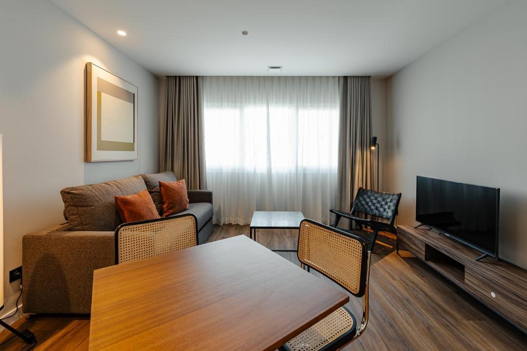 Deluxe One-Bedroom Apartment