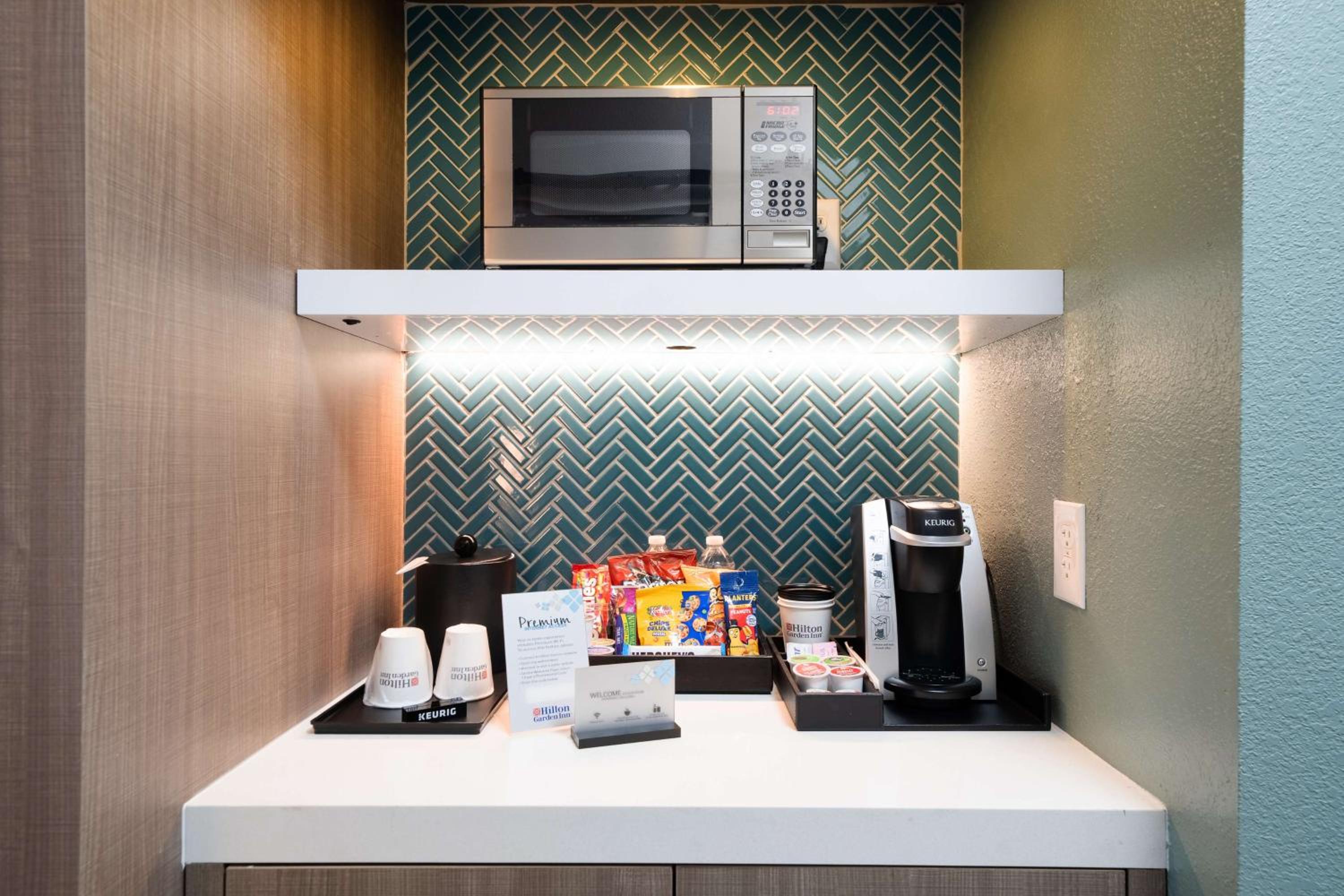 Premium King Room - Photo 7