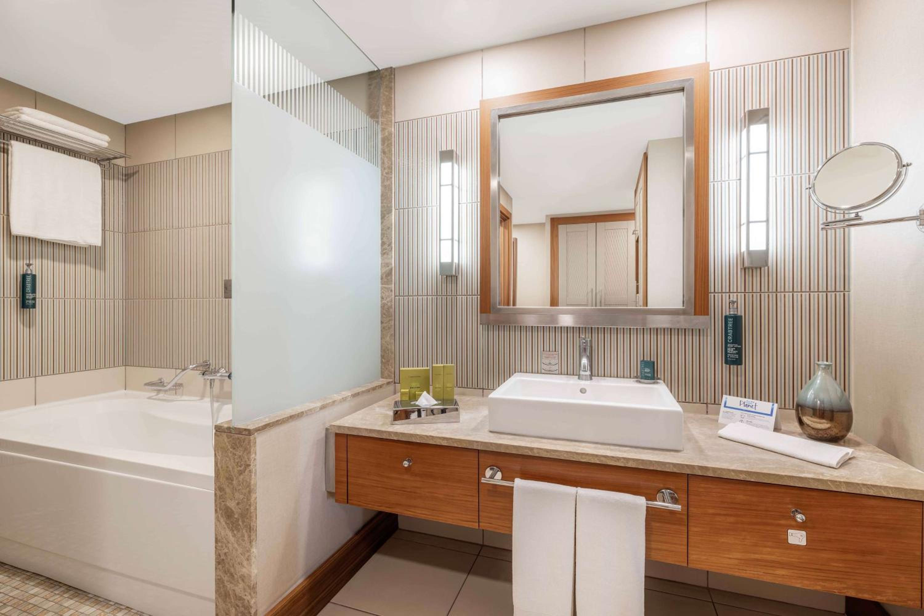 KING CORNER SUITE SWIM-UP WITH SEA VIEW