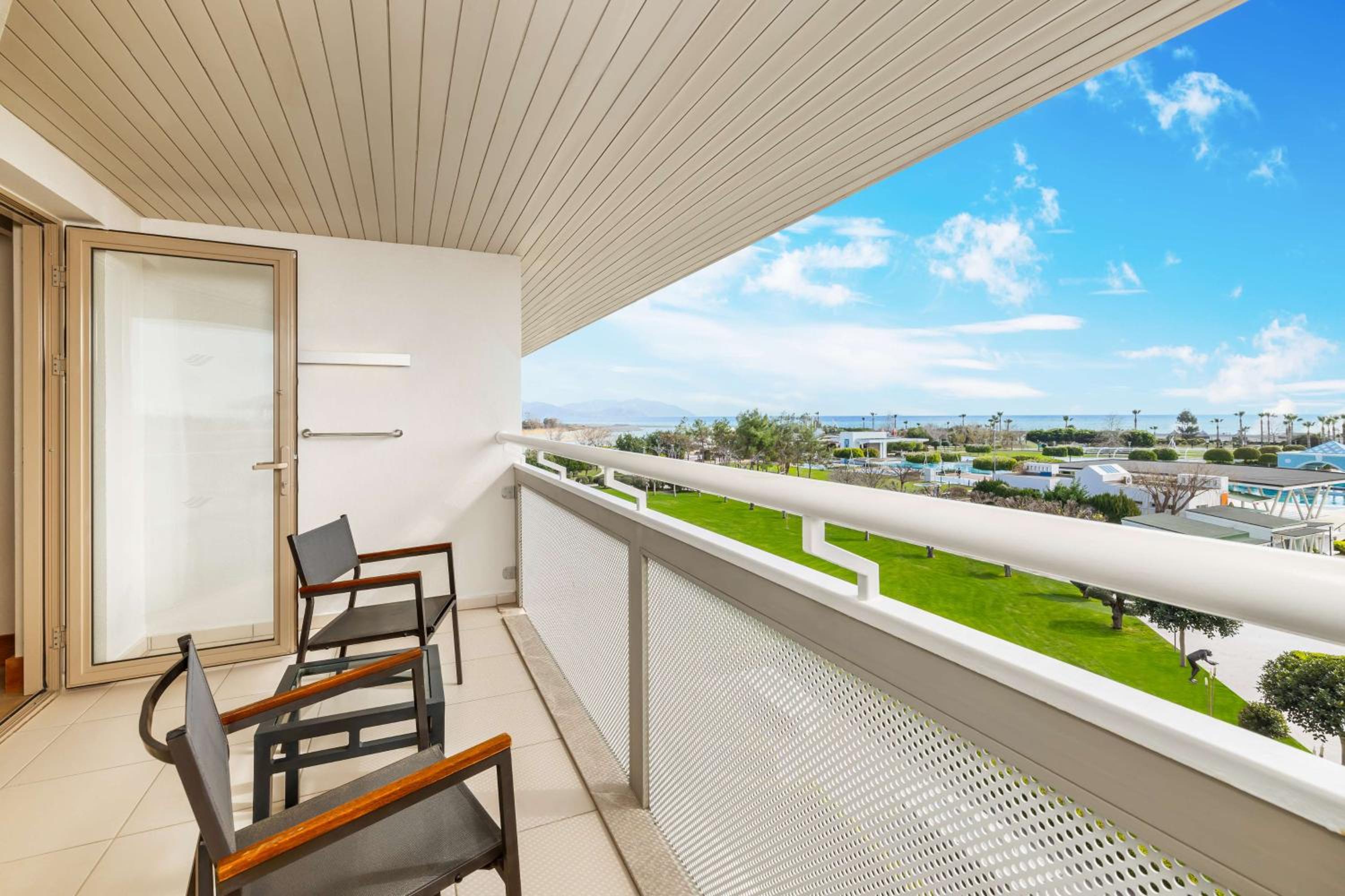 FAMILY ROOM WITH GARDEN VIEW