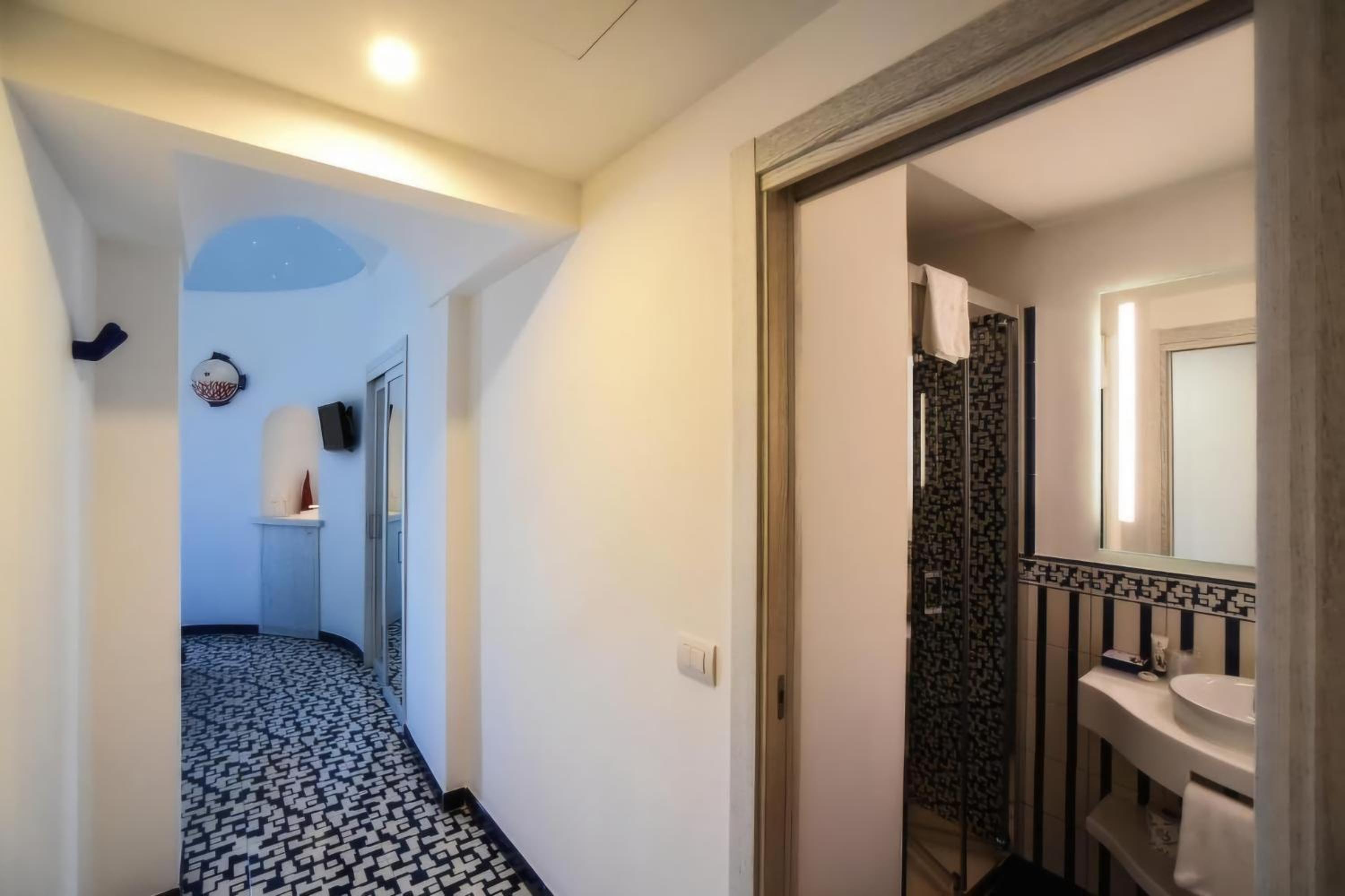Queen Room With Sea View thumbnail 5
