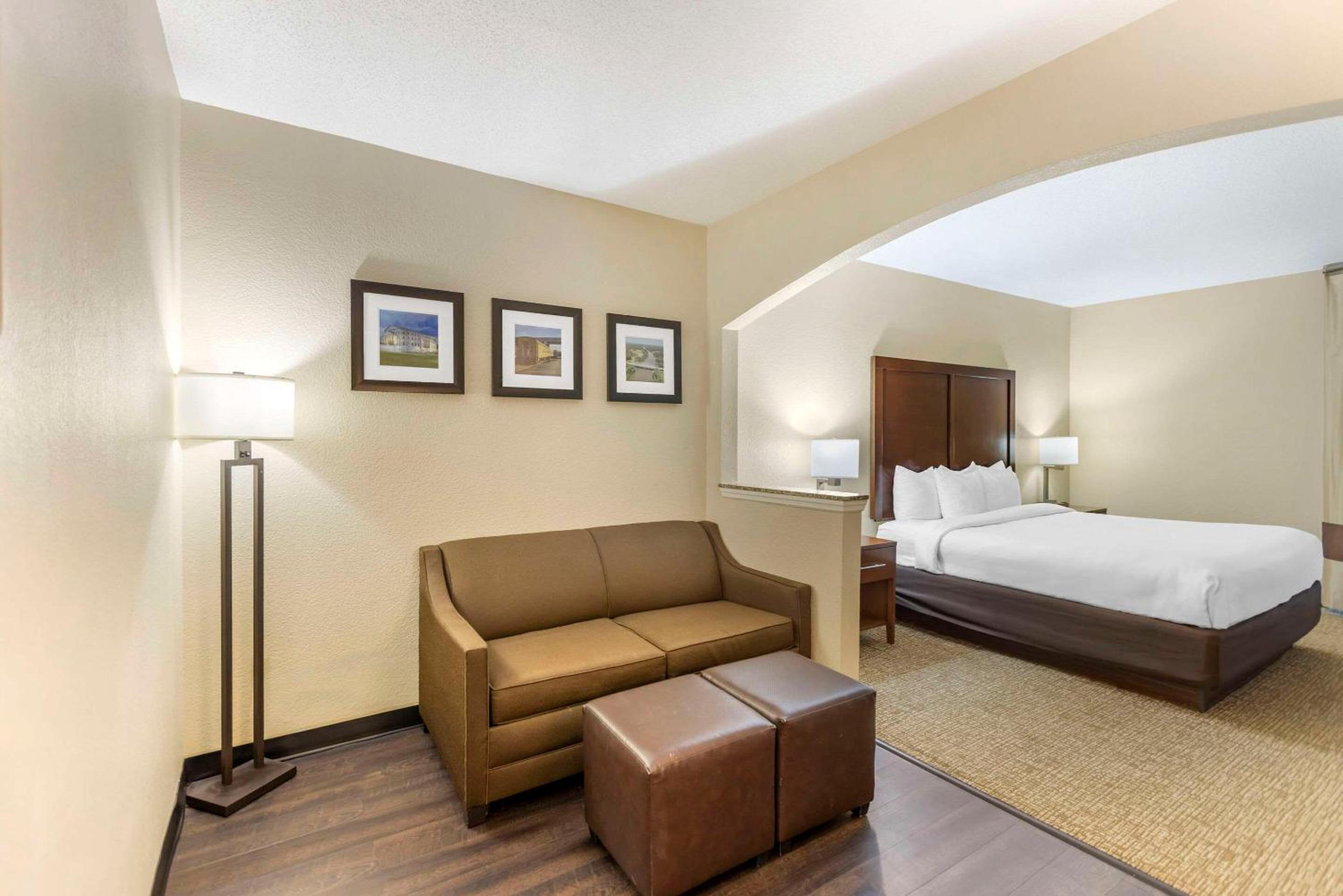 King Suite with Sofa Bed - Non-Smoking photo 2