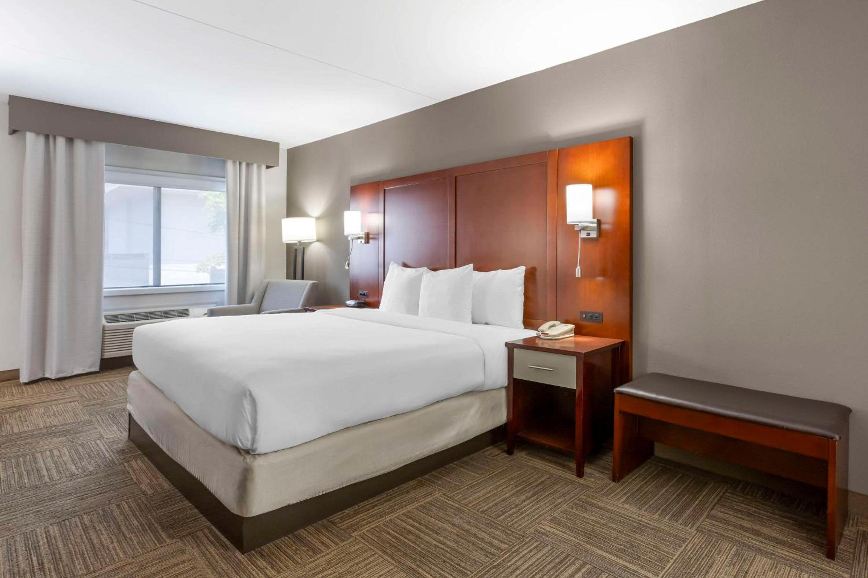 King Room - Non-Smoking - Photo 1