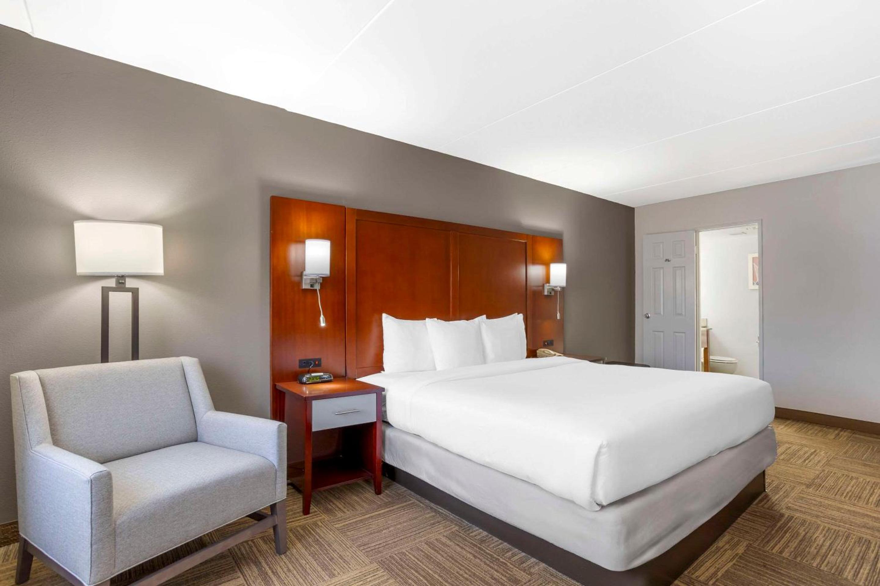 King Room - Non-Smoking - Photo 2