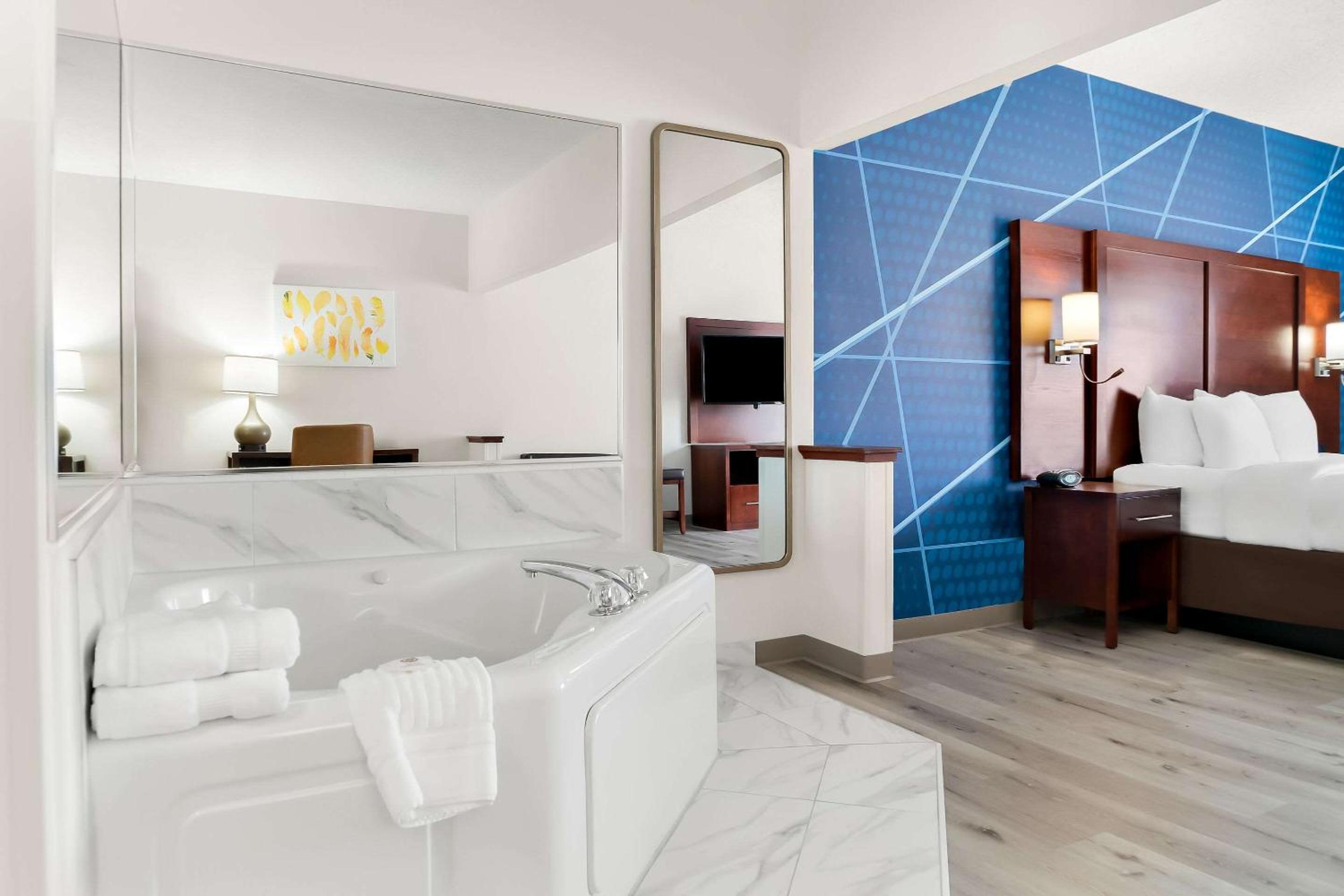 King Whirlpool Suite - Photo 6