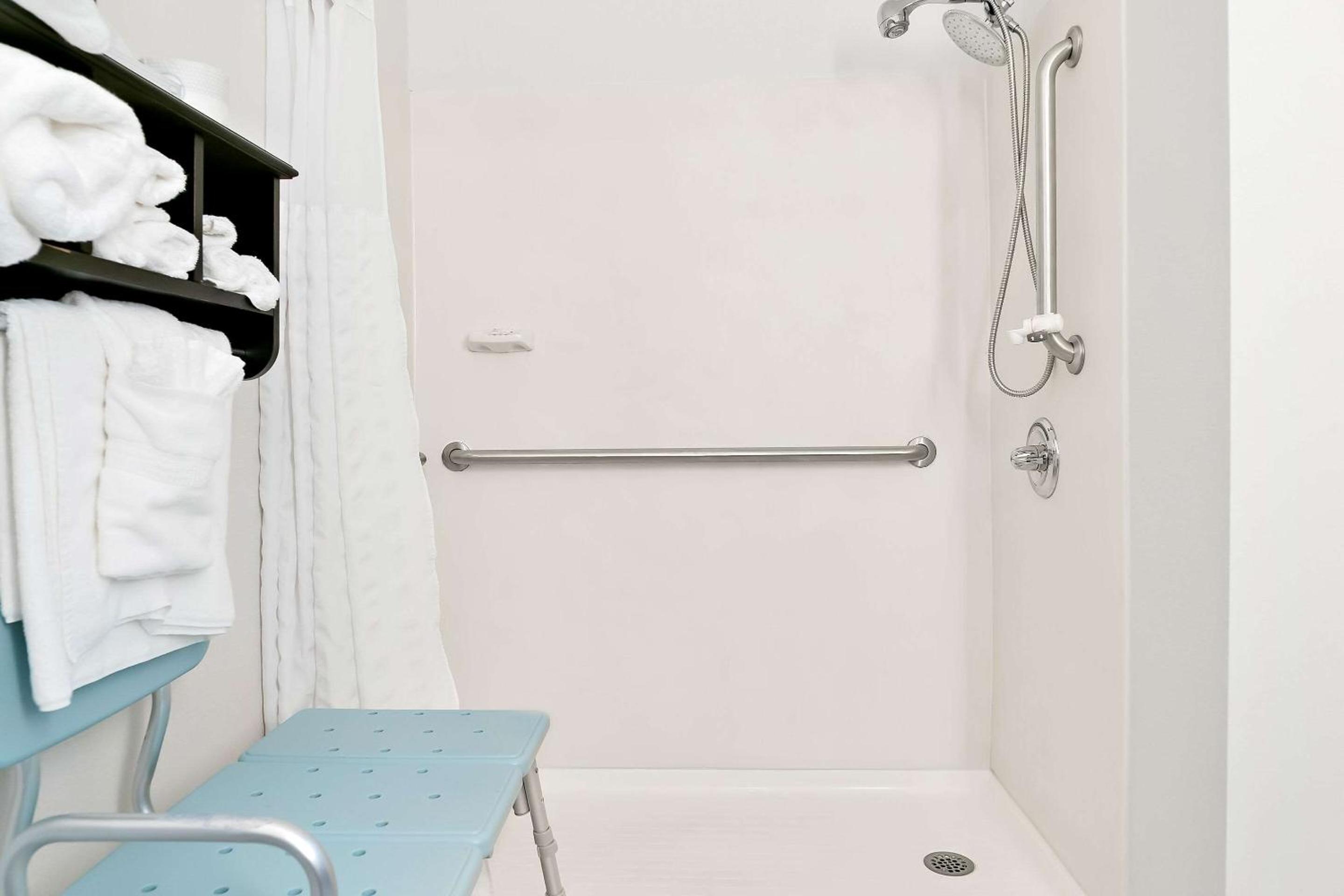 Queen Suite - Disability Access - Photo 4