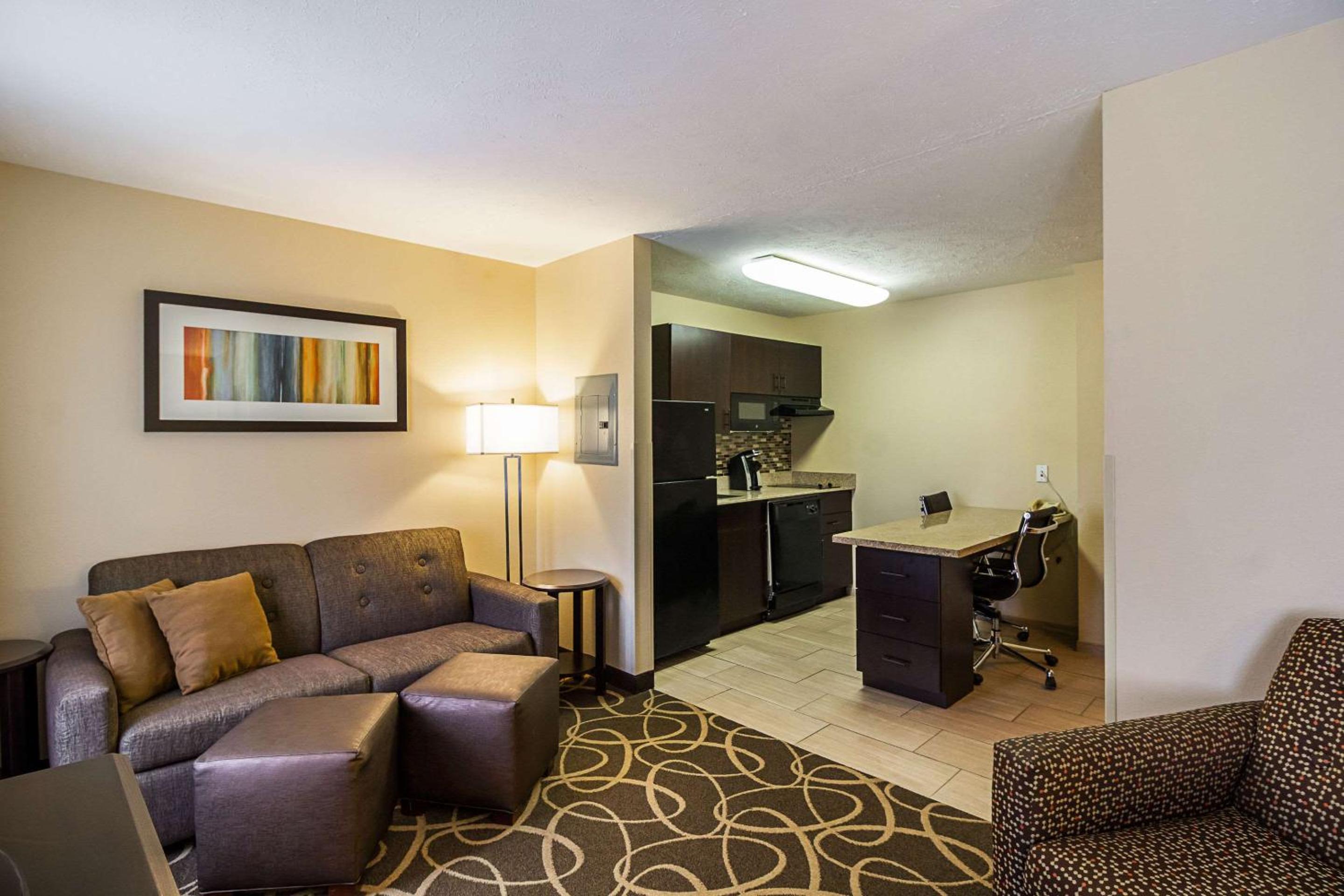 King Suite with Sofa Bed - Non-Smoking - Photo 2