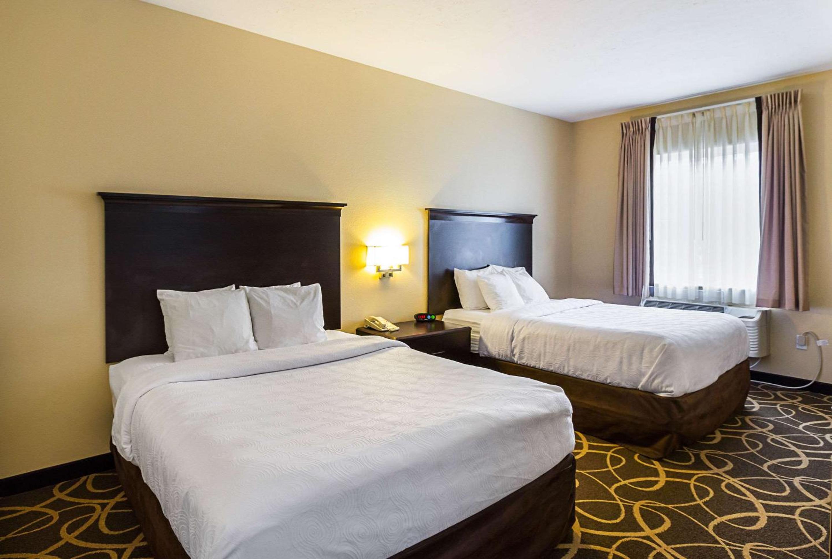 Queen Suite with Two Queen Beds - Non-Smoking - Photo 1