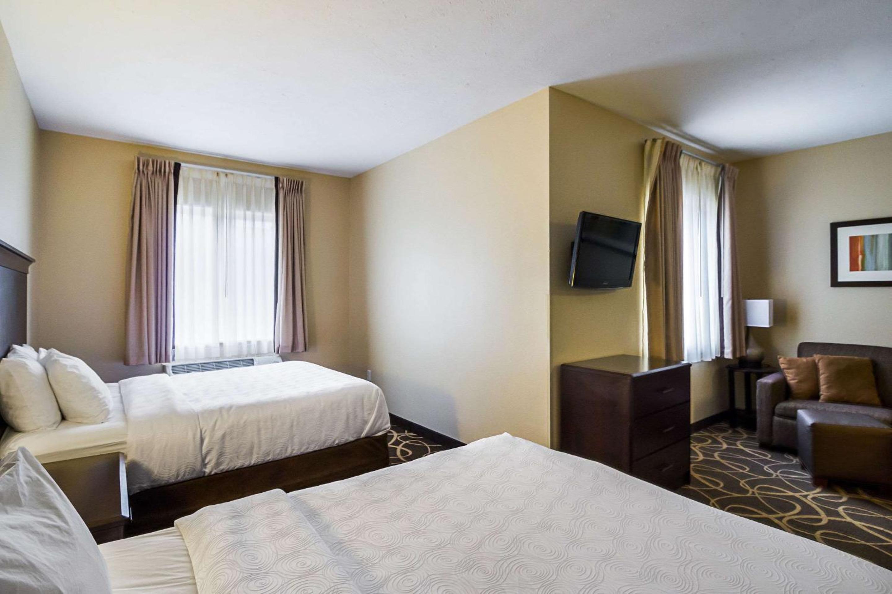 Queen Suite with Two Queen Beds - Non-Smoking - Photo 3