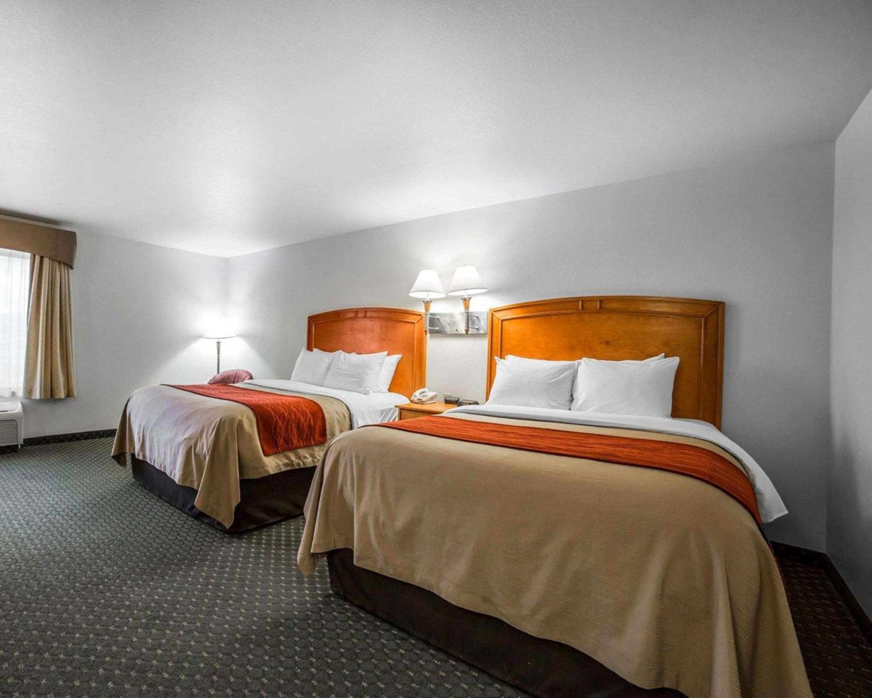 Queen Room with Two Queen Beds - Non-Smoking - Photo 1
