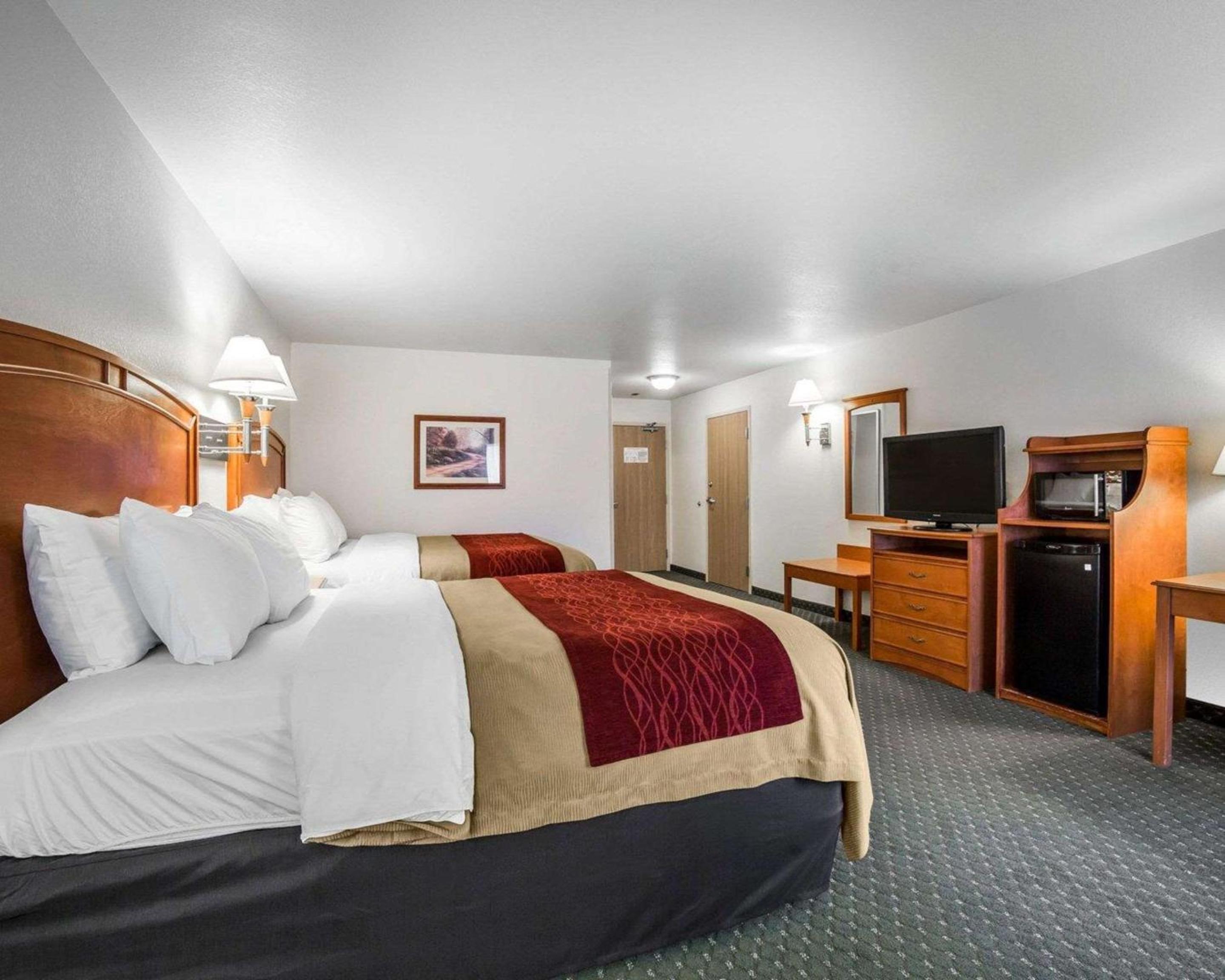 Queen Room with Two Queen Beds - Non-Smoking - Photo 2