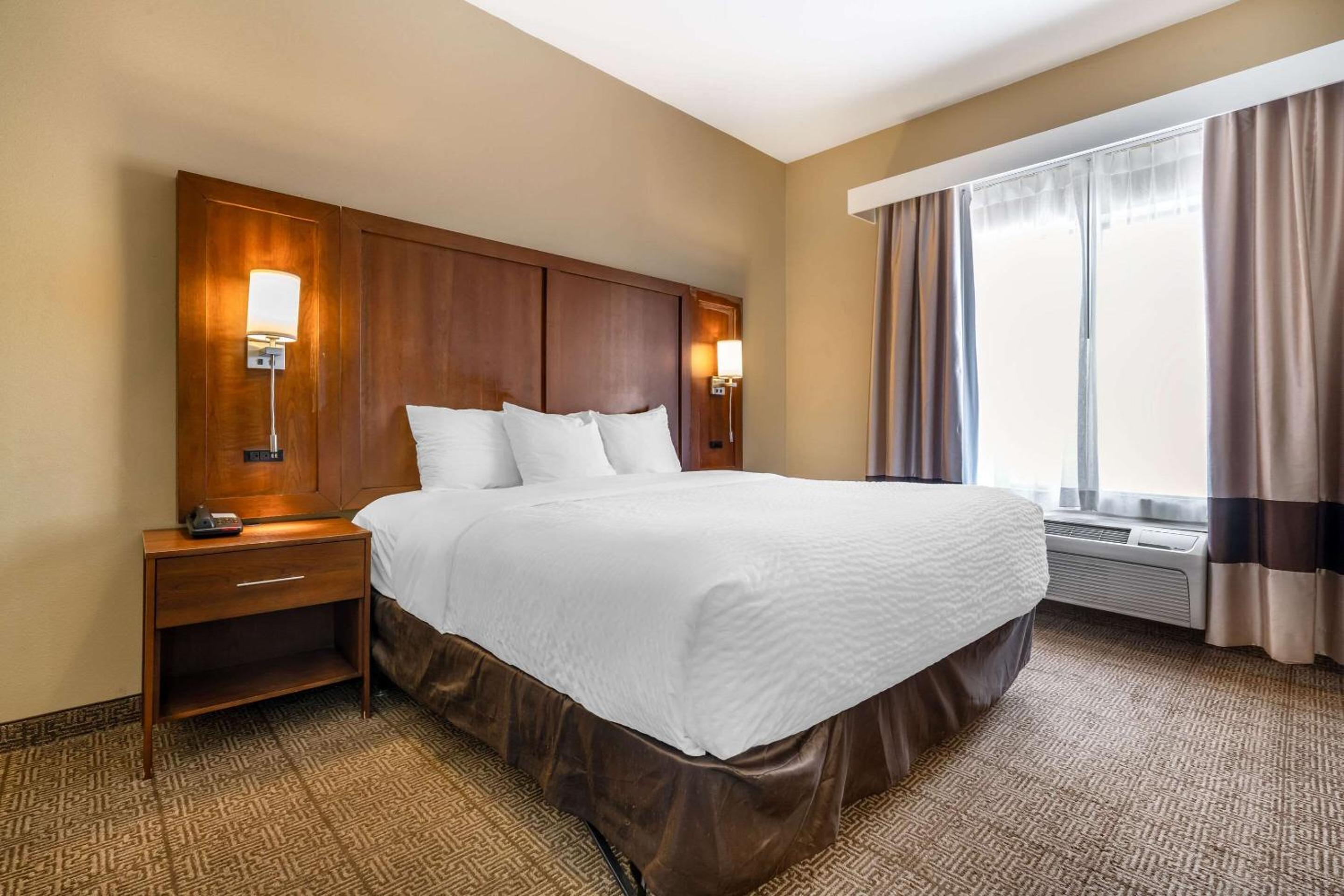 King Suite - Disability Access/Non-Smoking - Photo 1