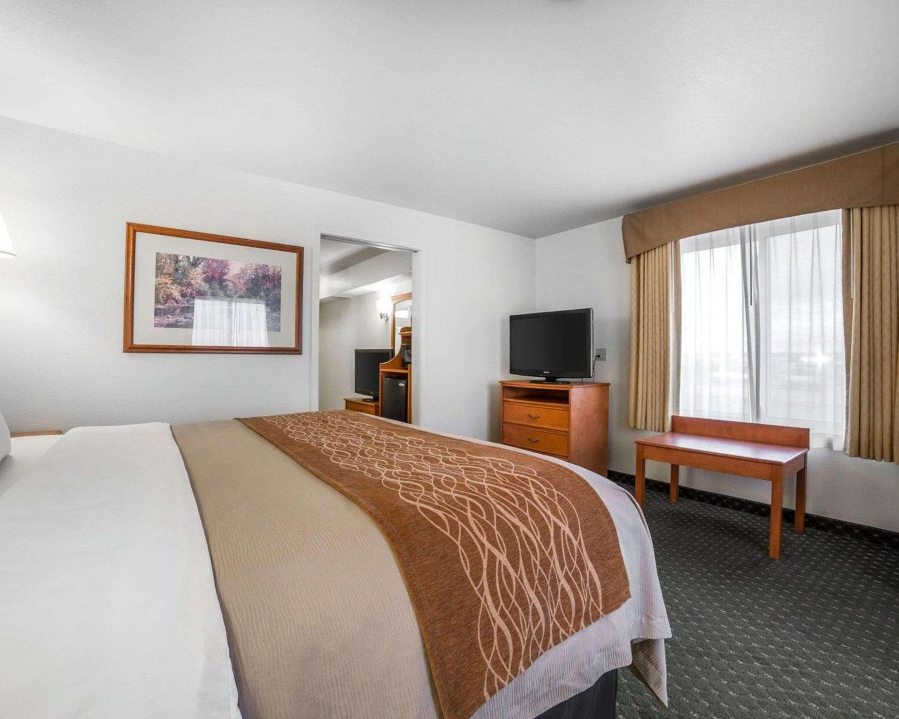 King Suite - Non-Smoking - Photo 2