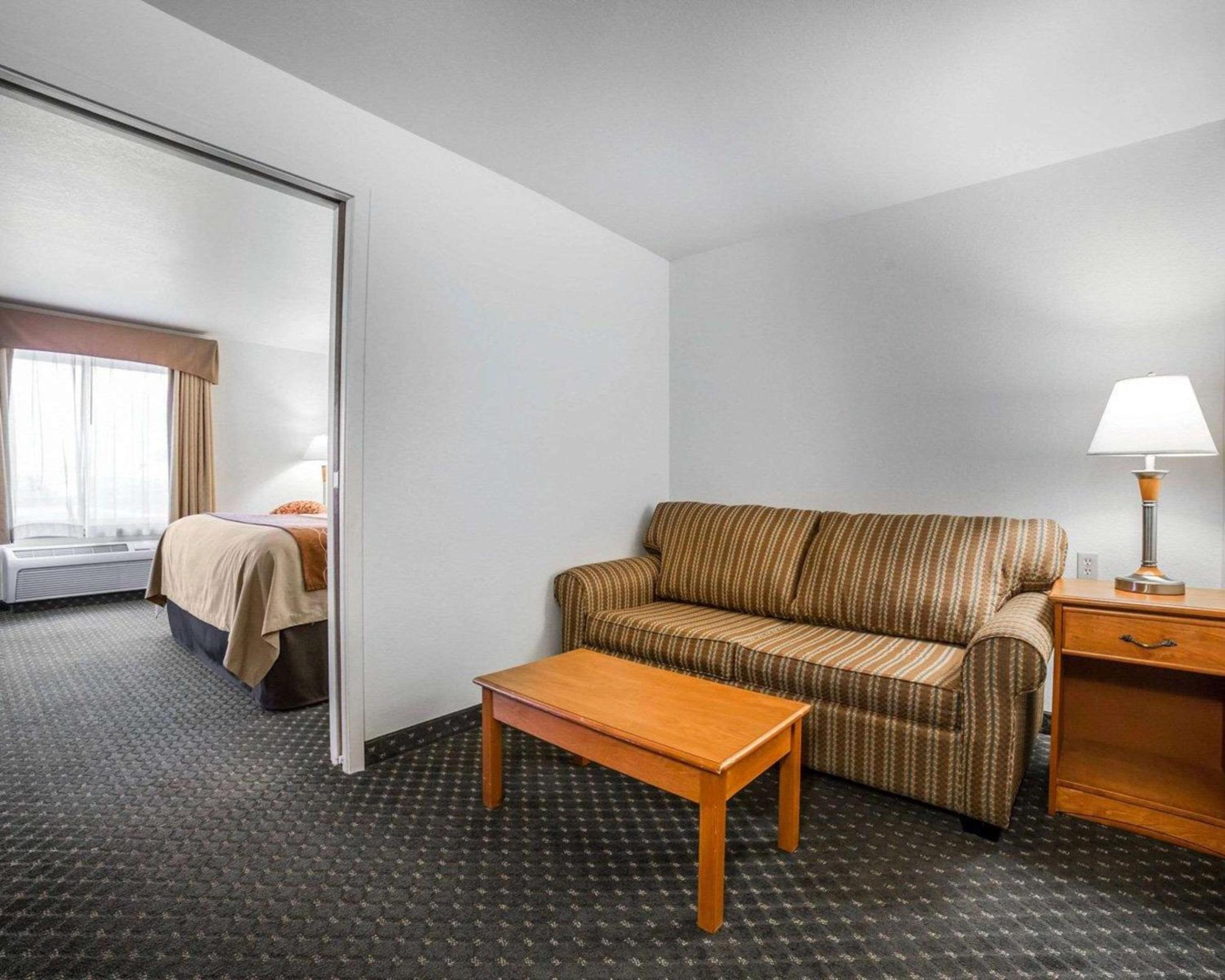 King Suite - Non-Smoking - Photo 3