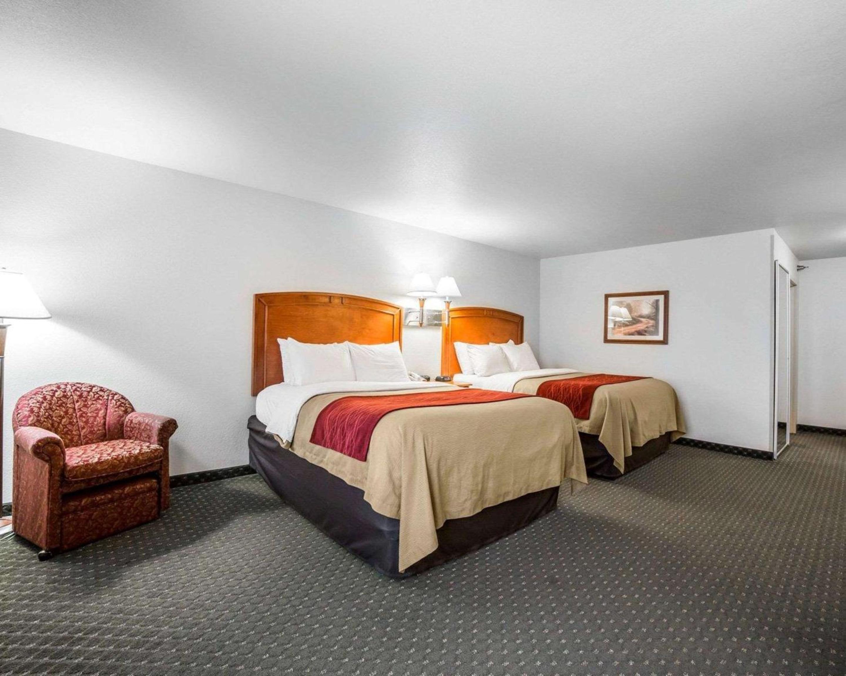 Queen Room with Two Queen Beds - Non-Smoking - Photo 3