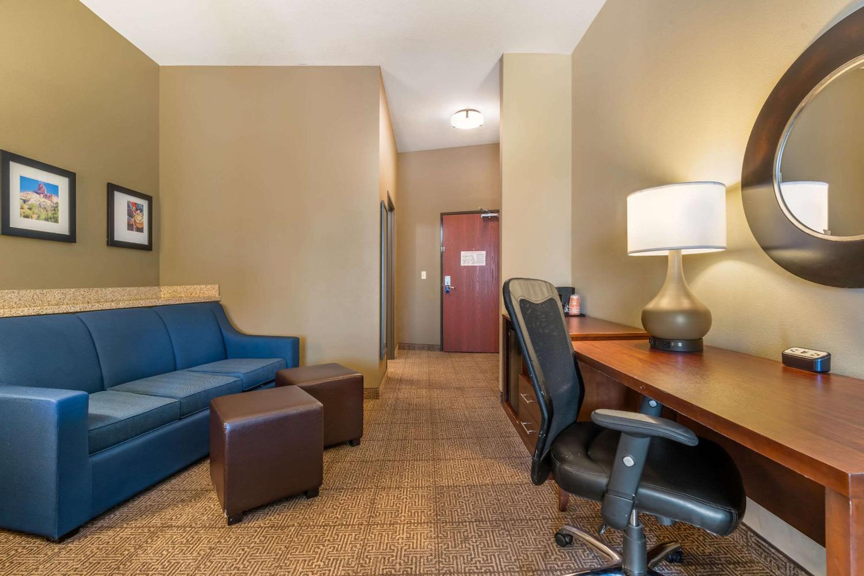 Queen Suite with Two Queen Beds - Non-Smoking - Photo 1