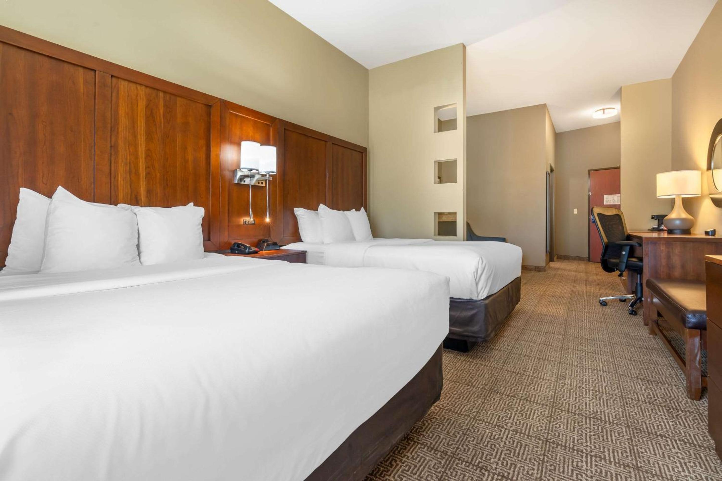 Queen Suite with Two Queen Beds - Non-Smoking - Photo 2