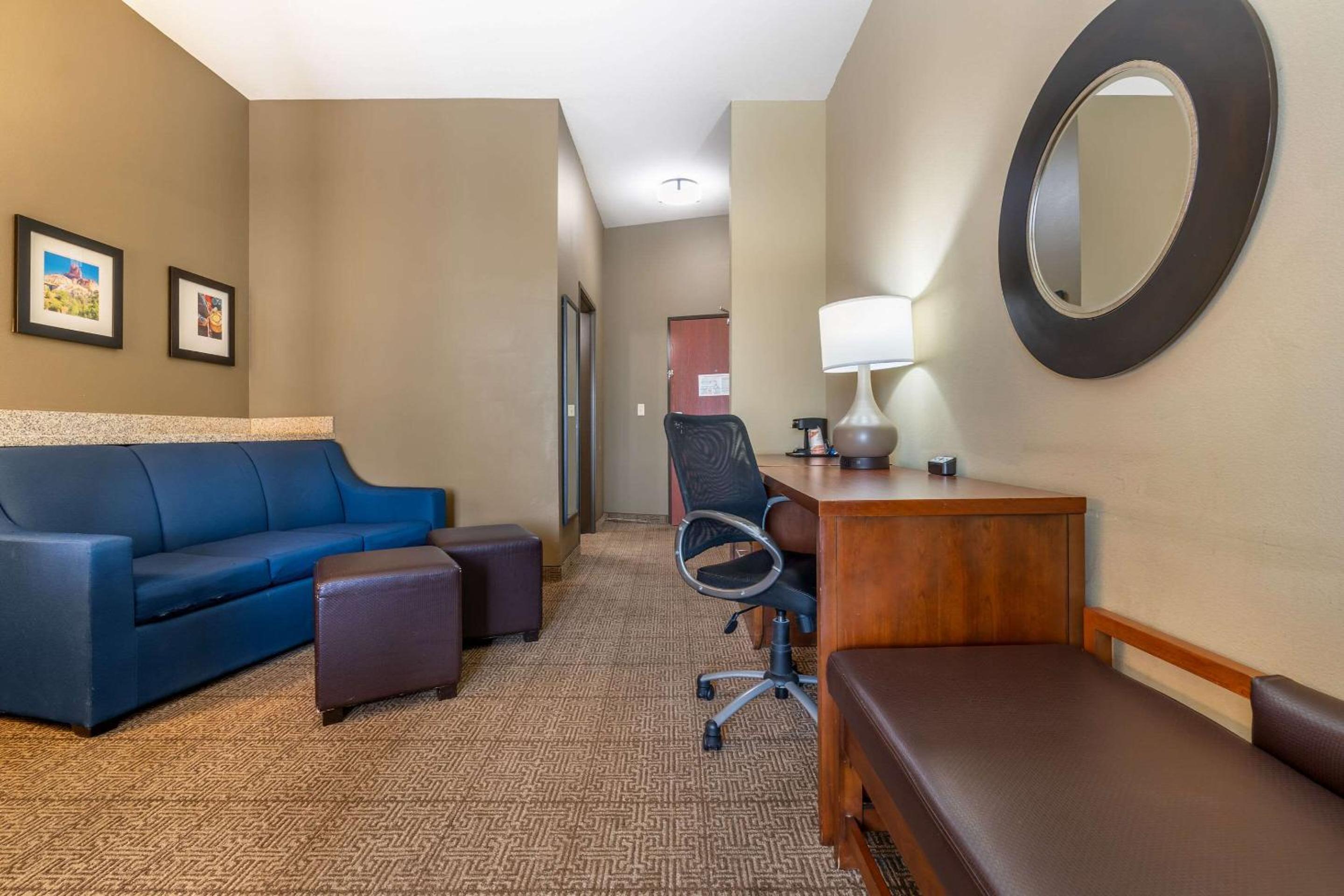 King Suite - Non-Smoking - Photo 3