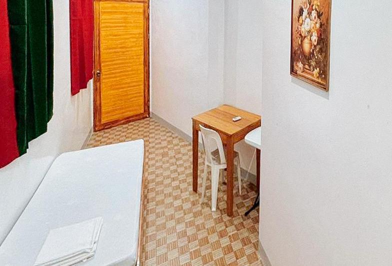 Single Room with Shared Bathroom photo 2
