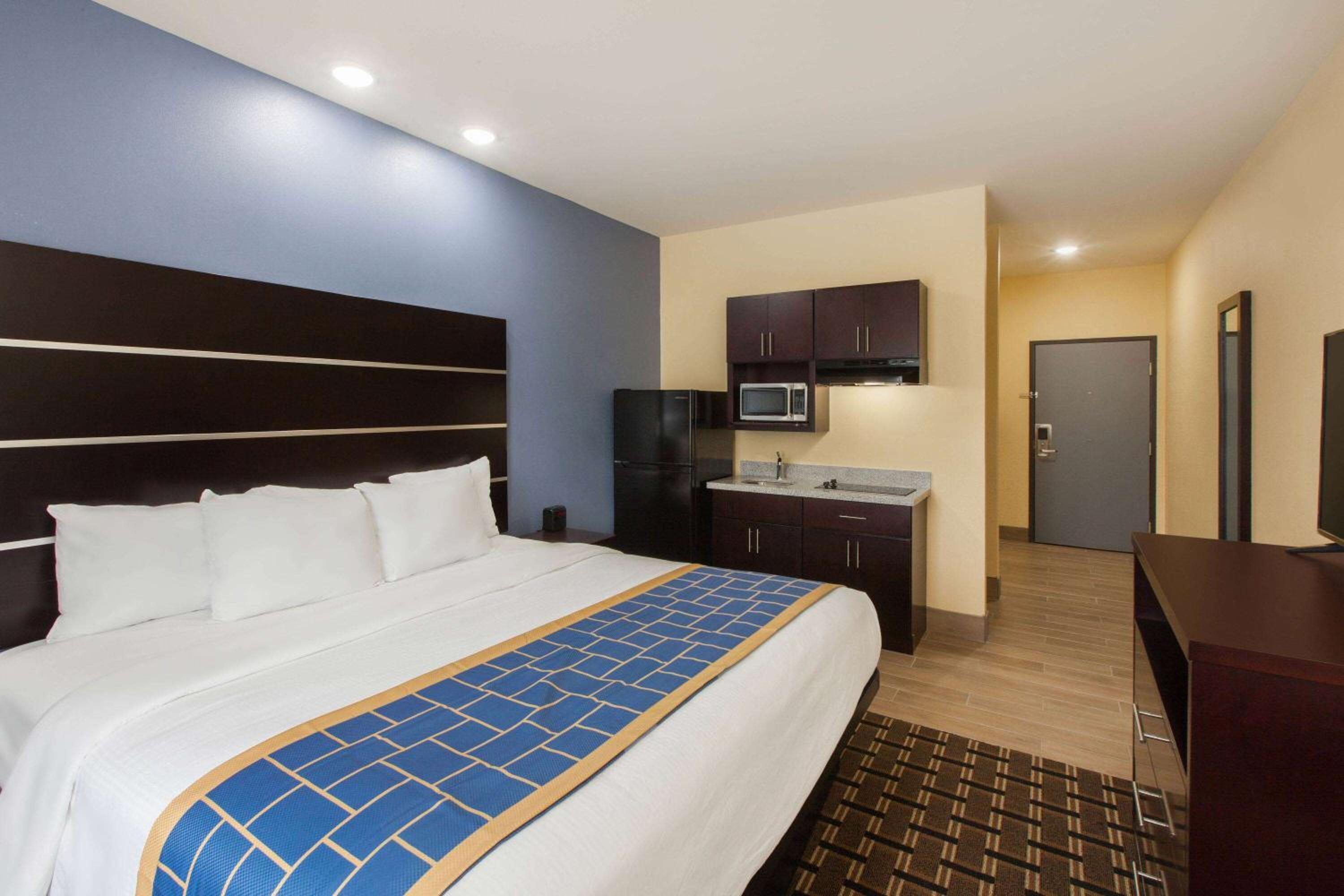 1 King Bed, Accessible, Kitchenette, Non-Smoking - Photo 1