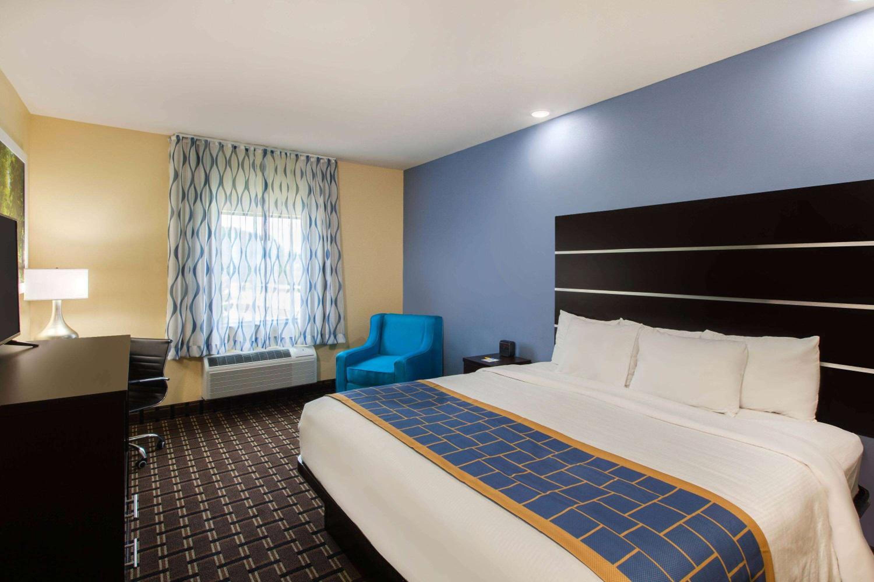 1 King Bed, Non-Smoking - Photo 1