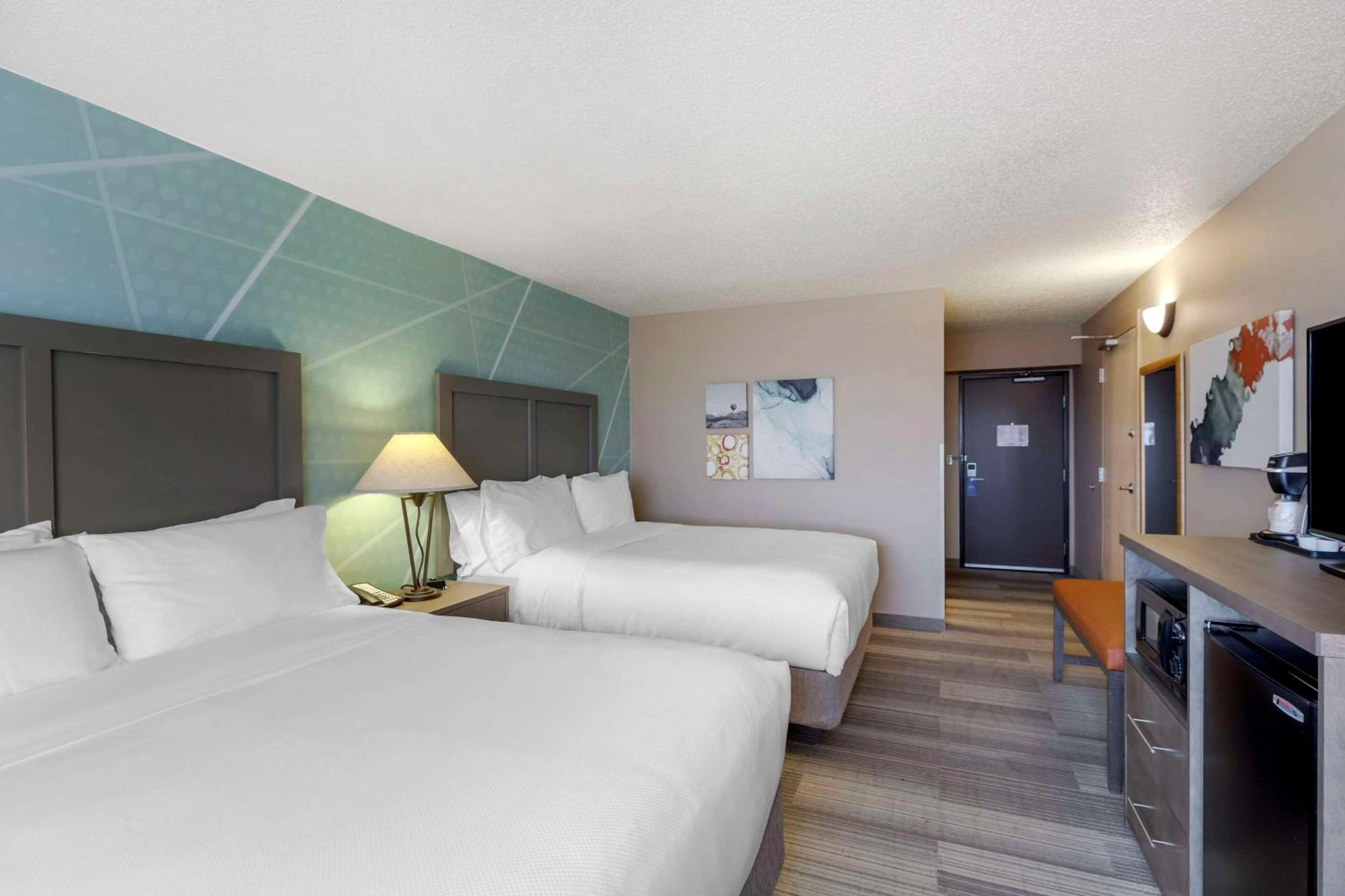 Standard Queen Room with Two Queen Beds - Non Smoking  - Photo 2