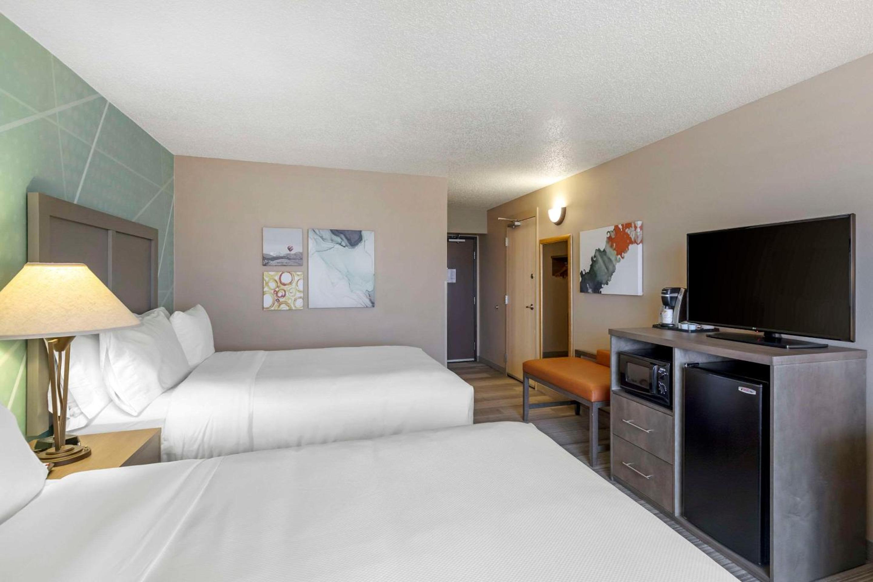 Standard Queen Room with Two Queen Beds - Non Smoking  - Photo 3