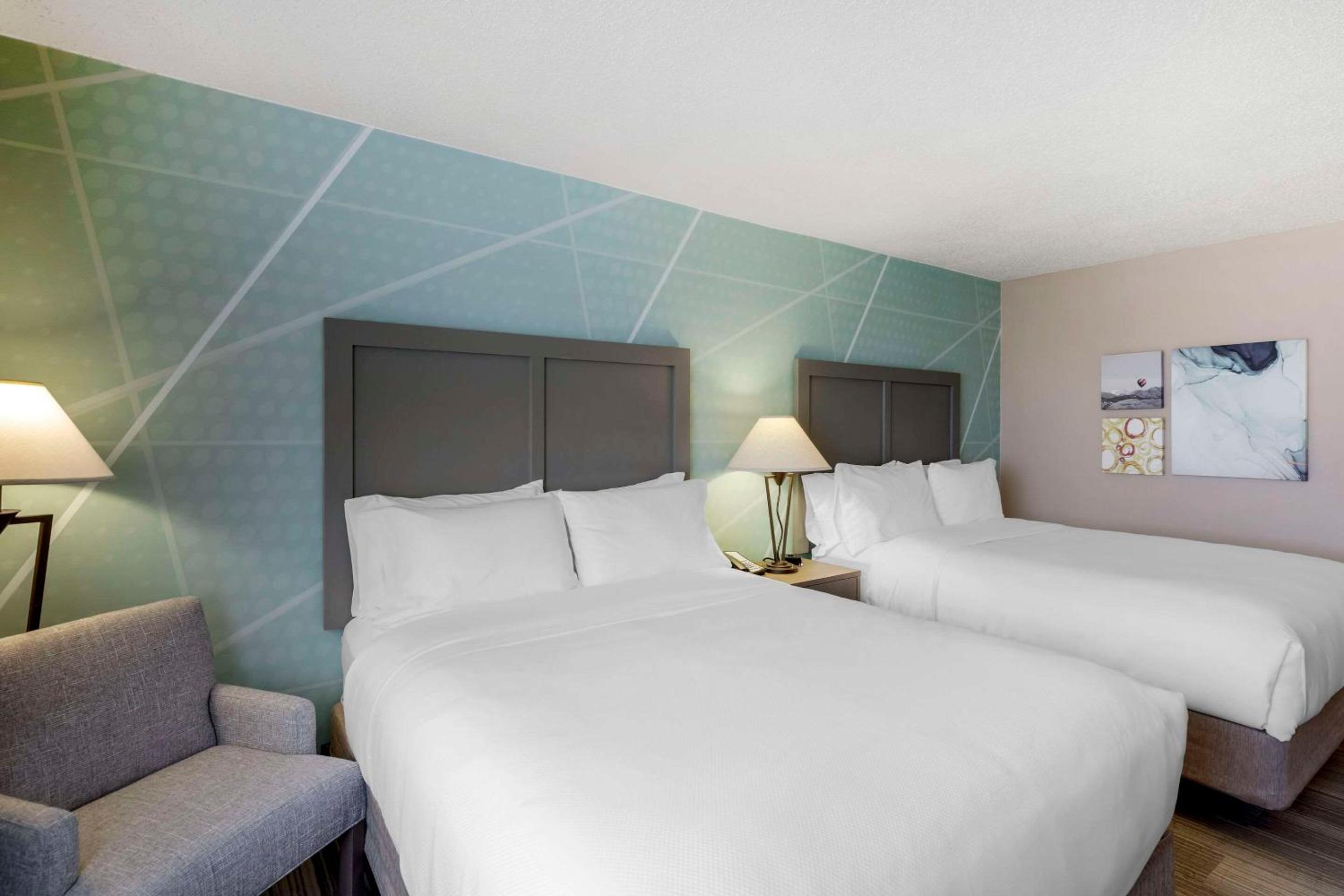 Standard Queen Room with Two Queen Beds - Non Smoking  - Photo 4