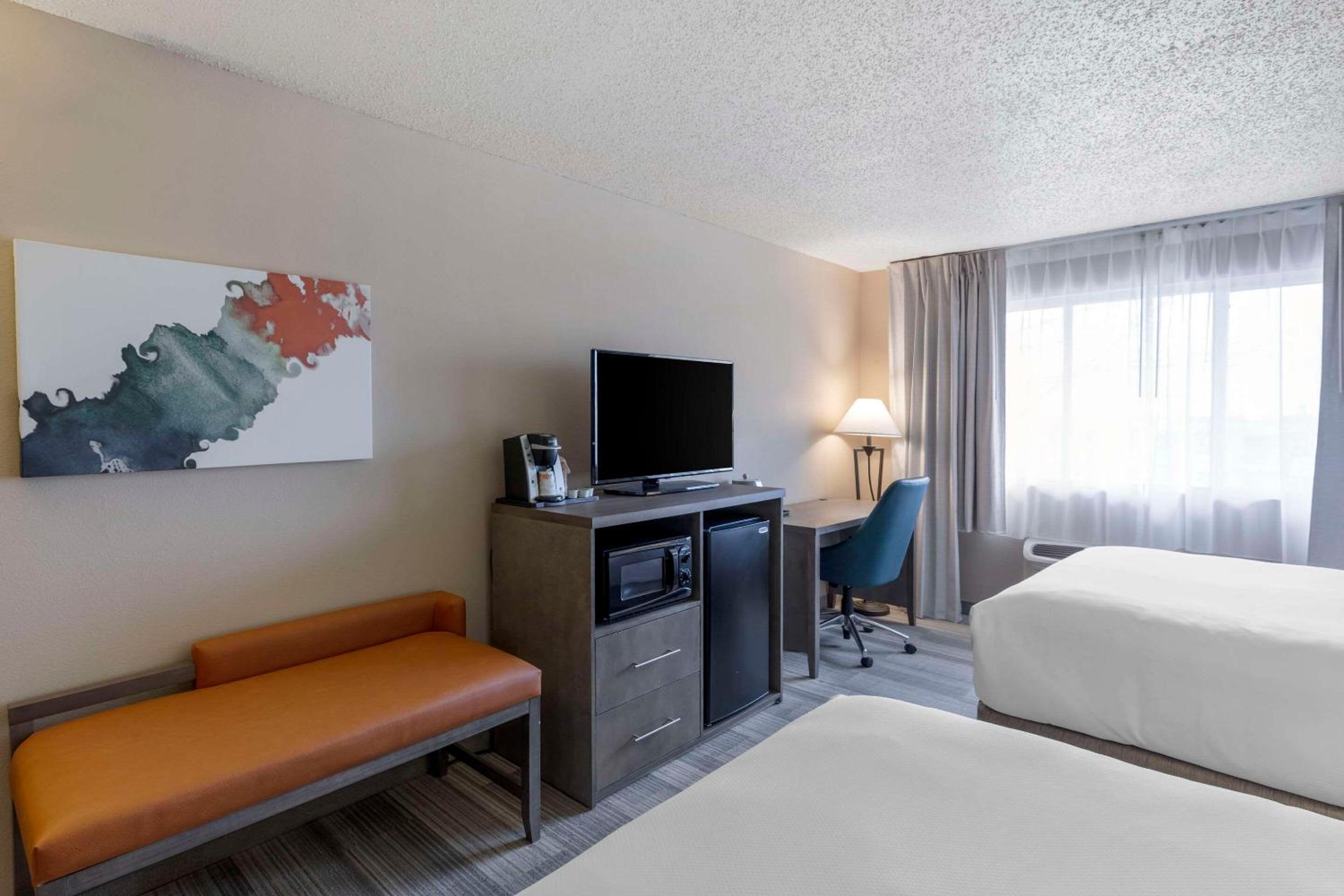 Standard Queen Room with Two Queen Beds and Kitchenette - Non Smoking - Photo 3