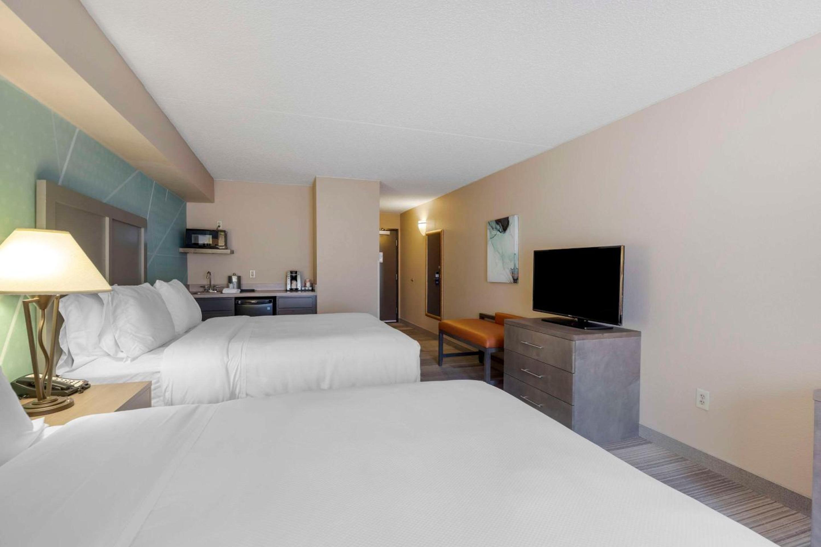 Standard Queen Room with Two Queen Beds and Kitchenette - Non Smoking - Photo 4