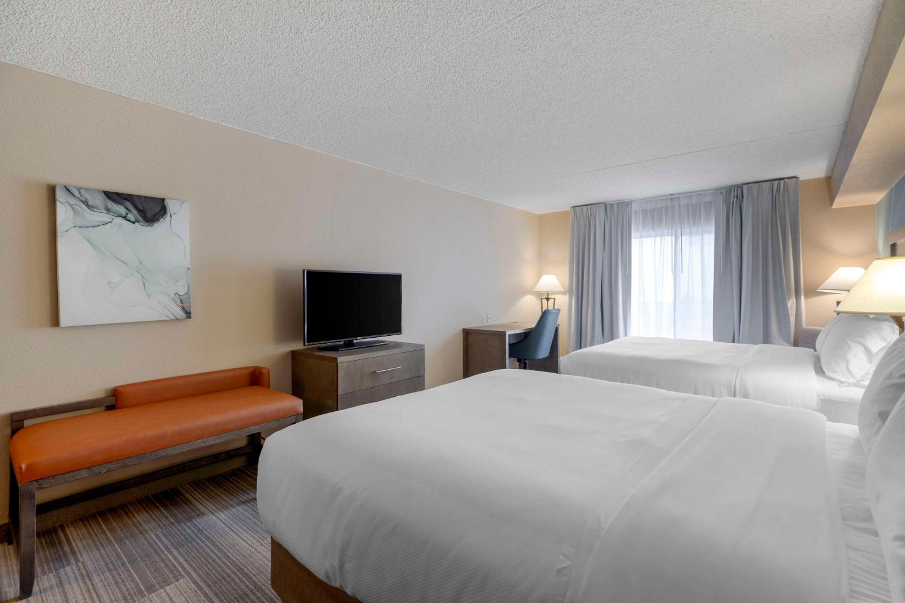 Standard Queen Room with Two Queen Beds and Kitchenette - Non Smoking - Photo 2