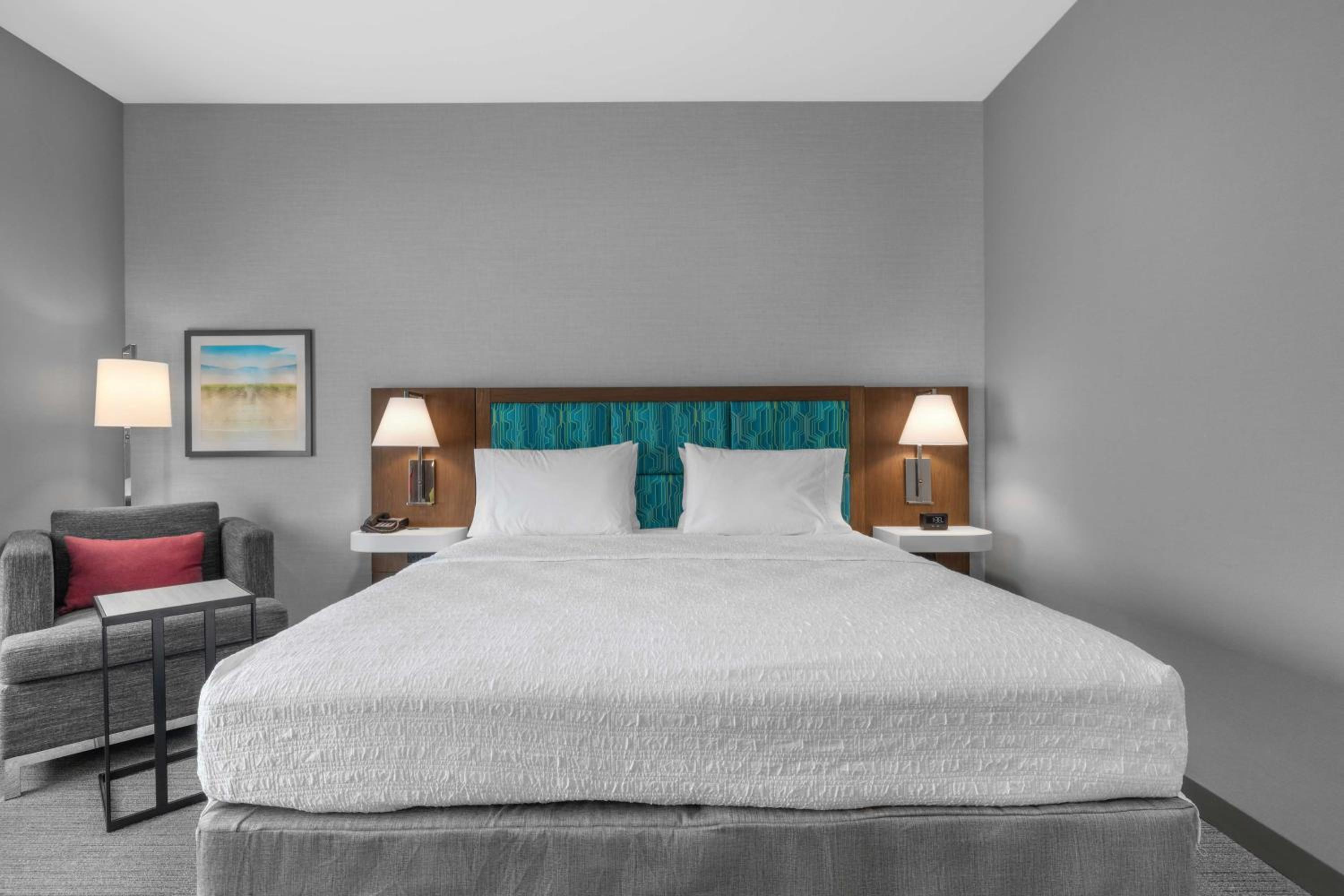 King Room with Microwave and Fridge - Photo 1