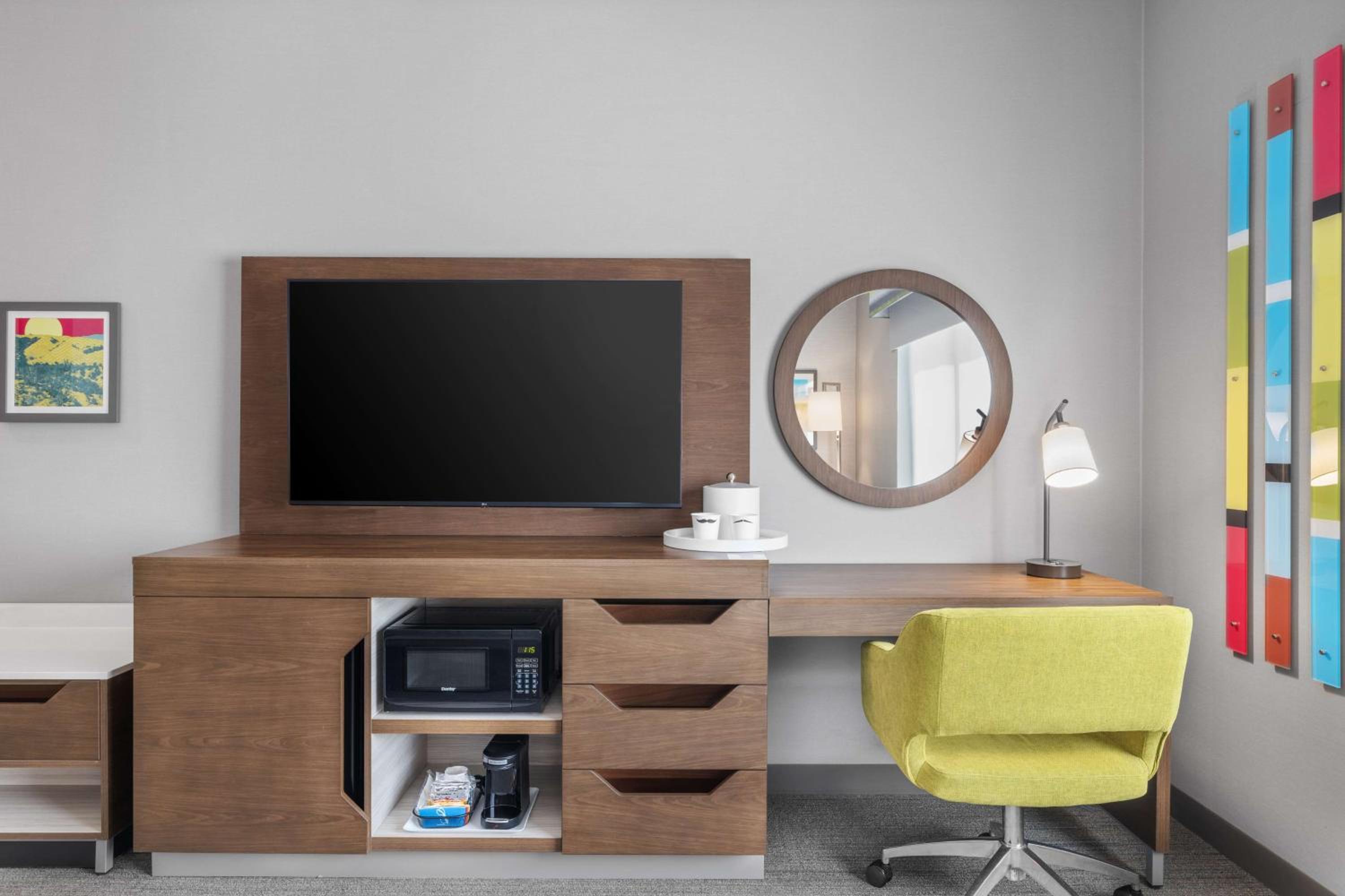 King Room with Microwave and Fridge - Photo 2