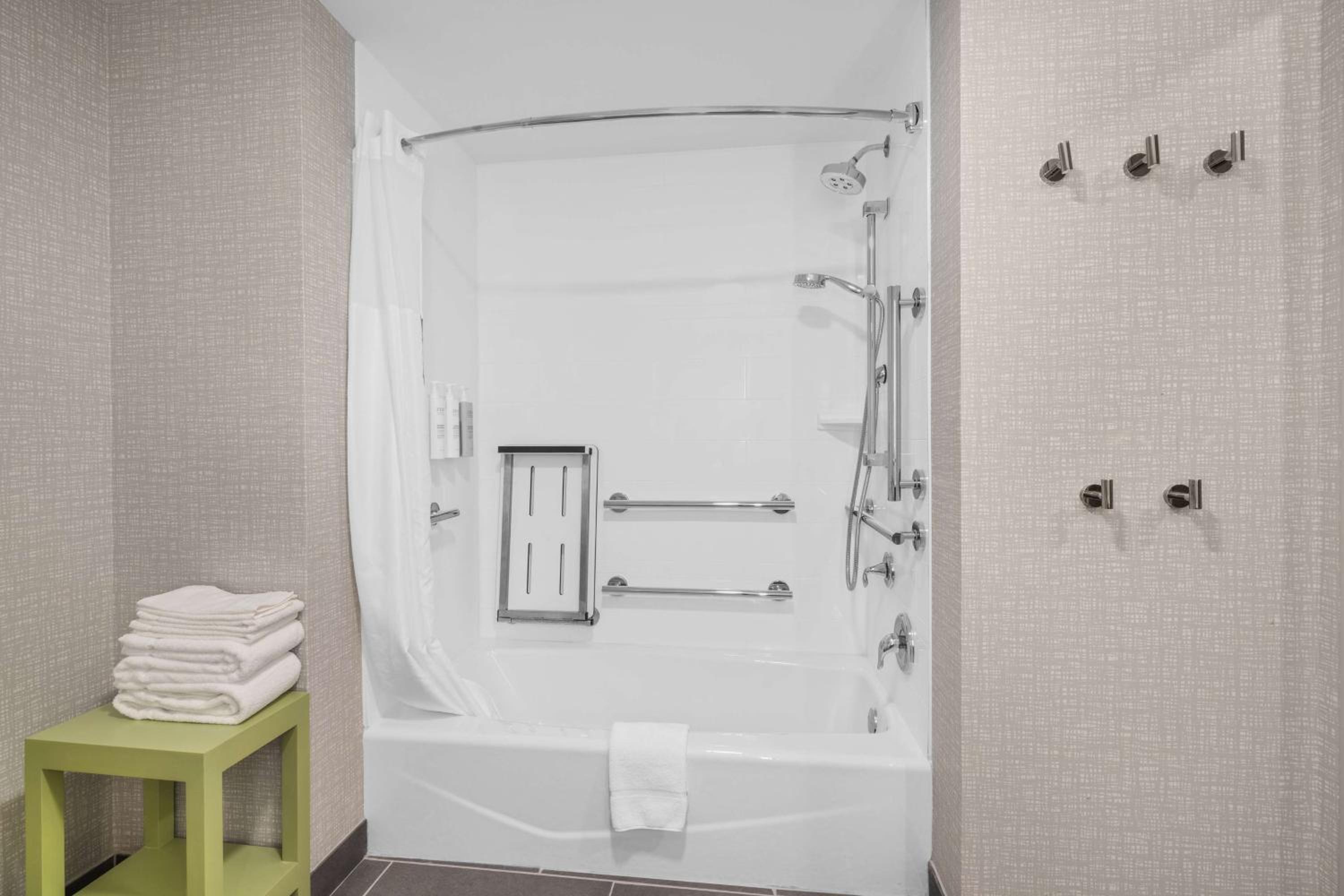 King Room with Bath Tub - Disability Access - Photo 2