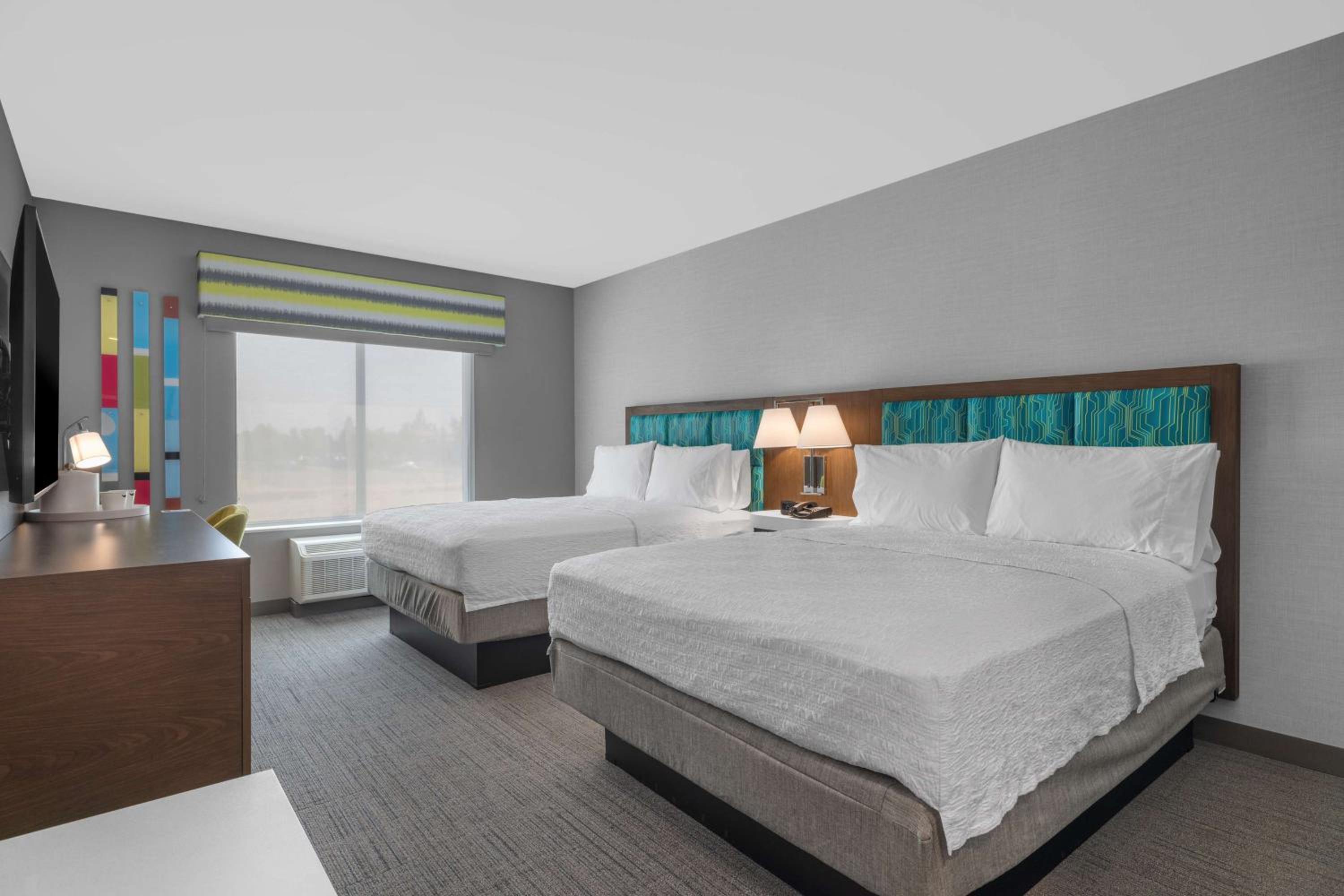 Queen Room with Two Queen Beds - Photo 4