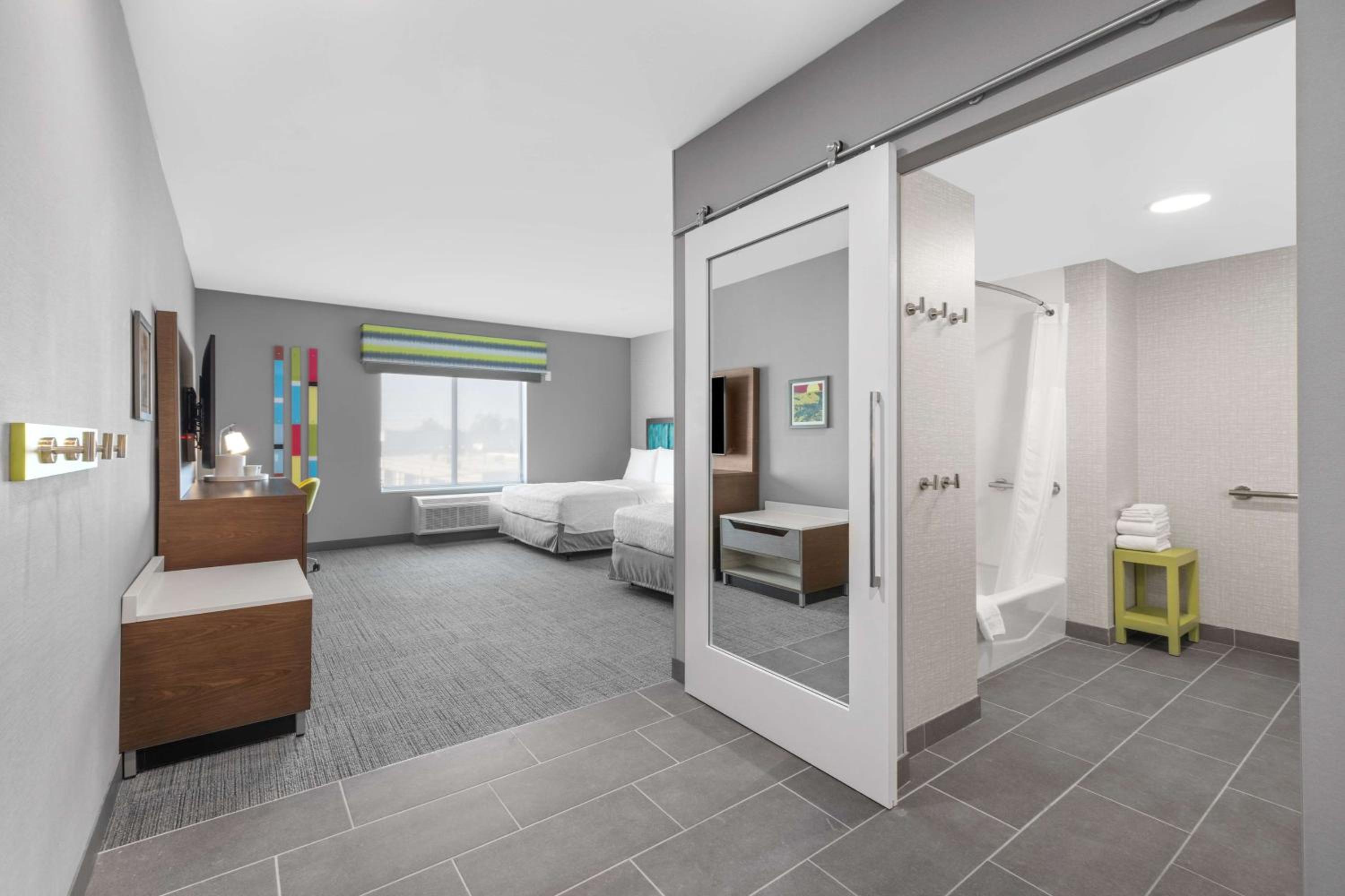 Queen Room with Two Queen Beds and Bath Tub - Mobility Accessible - Photo 4