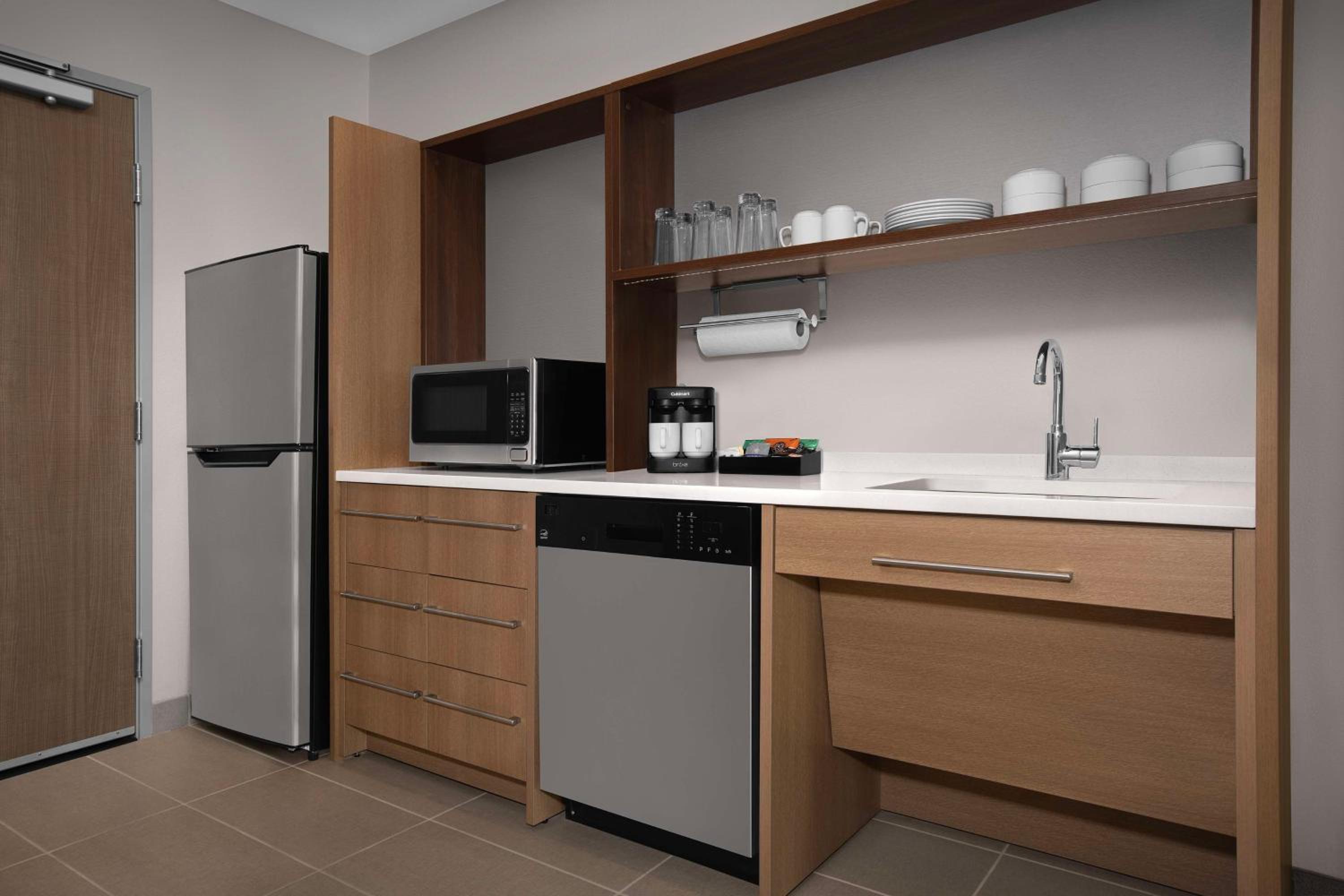 King Studio Suite with Accessible Tub - Mobility Access - Photo 3