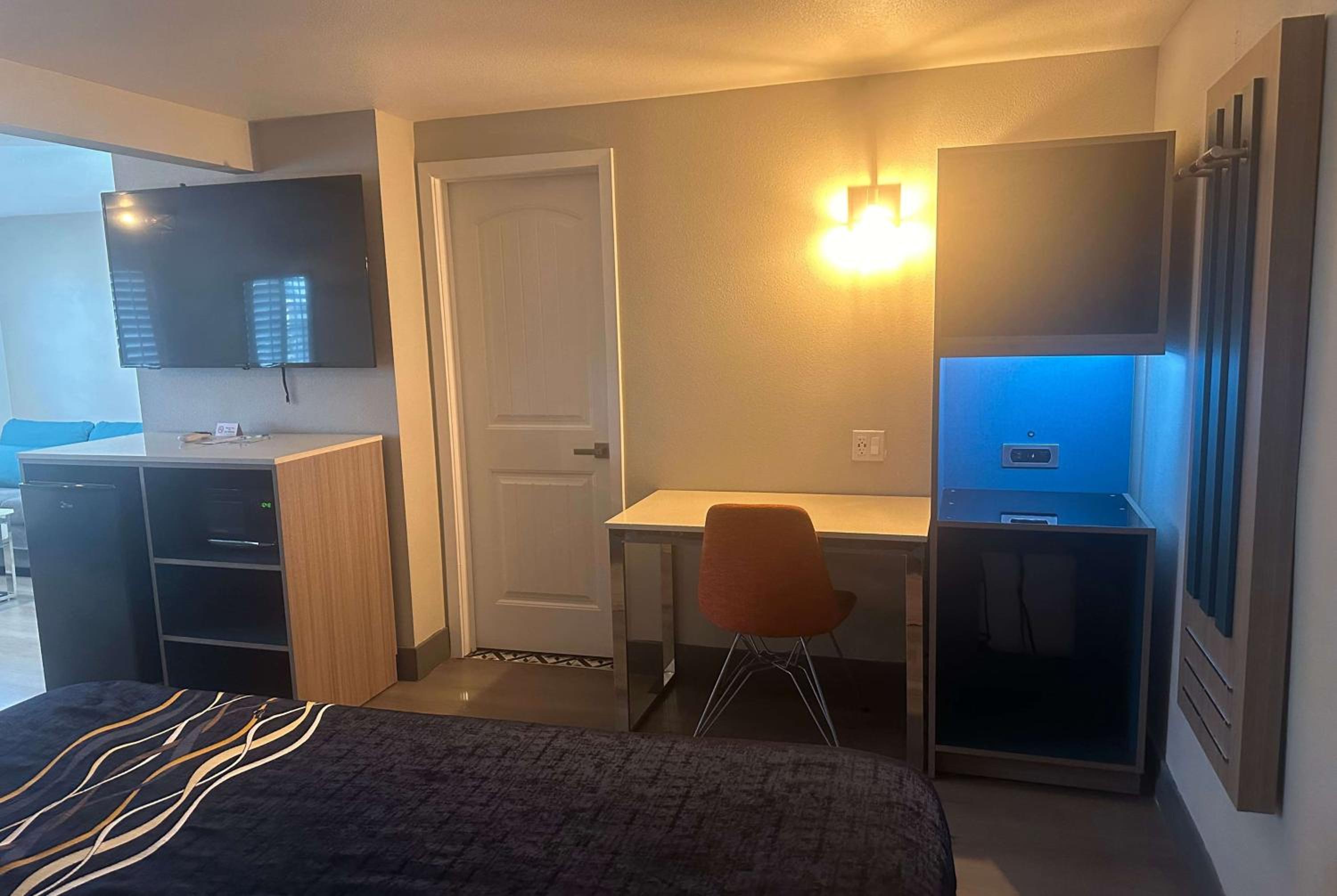 Suite with Two King Beds - Non-Smoking