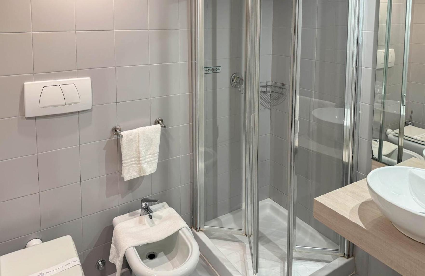 Double or Twin Room - Photo 12