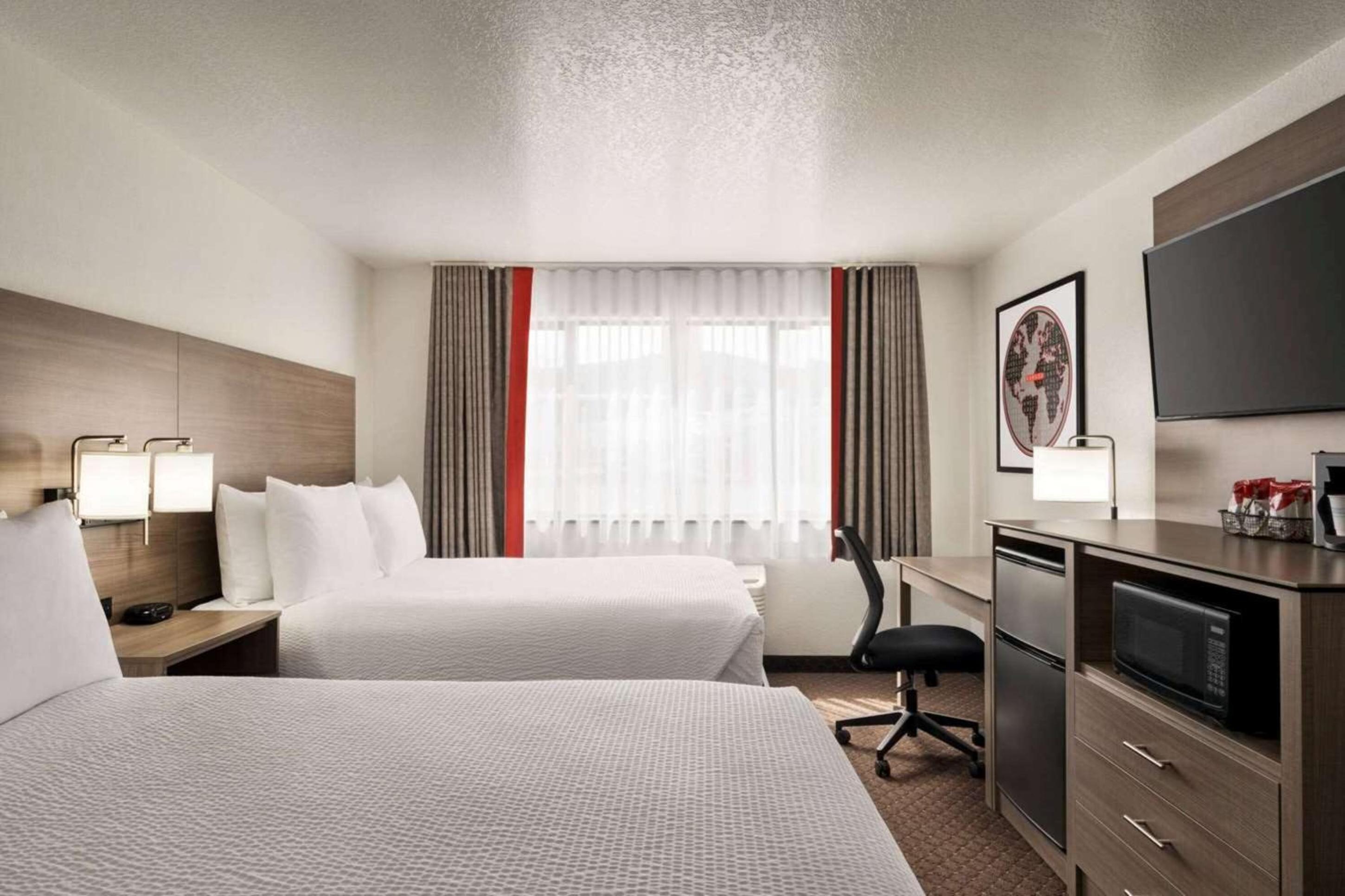 Queen Room with Two Queen Beds - Main Building/Non-Smoking - Photo 1